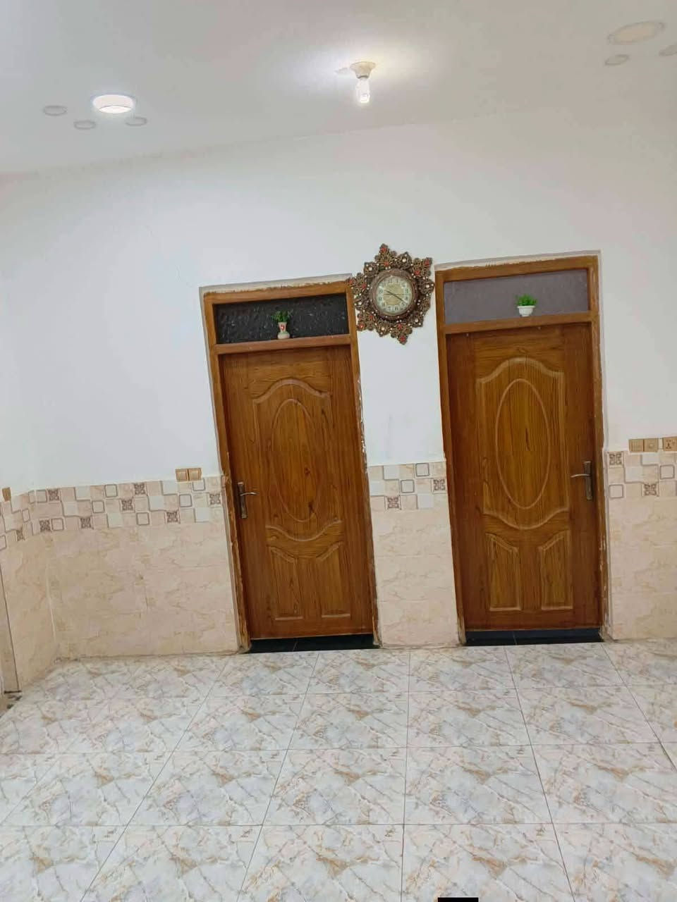 بيت للبيع ركن بلكوت جديده جمعية النفط شارع الصب قريب ع شارع بغداد خدمات كاملة طابق واحد للاستفسار الاتصال على الرقم ***********
