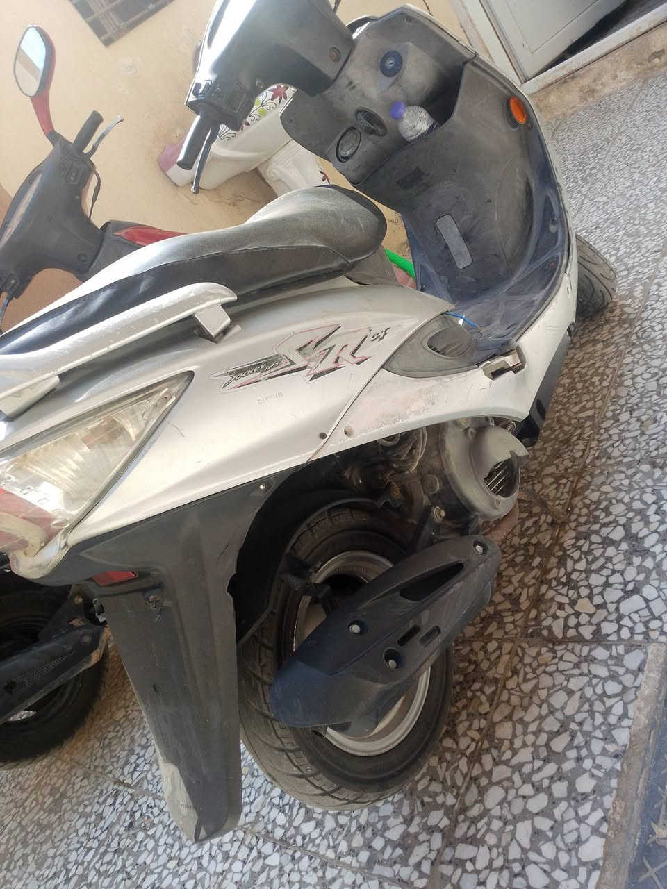 سلام عليكم شباب للبيع كامكو جي فور الدراجه جديده كلش كفاله من كلشي برغي ما عايزه مال حاويه مرتبه تفاصيل بعد اكثر اتصل رقم ***********مكان نجف كوفه سعر 450وبيه مجال
