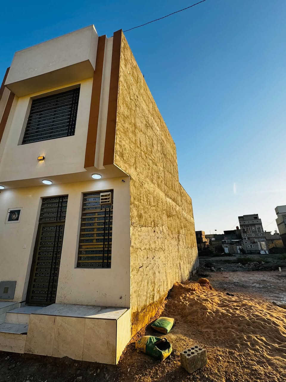 فرصة ذهبية وبسعر مناسب جداً في كربلاء المقدسة! 🏡✨
بيت بمساحة عملية واقتصادية، مناسب جداً للسكن الفوري أو الاستثمار.
📍 الموقع: كربلاء - حي الإمامين
📐 المساحة: 50 متر مربع
📜 النوع: طابو زراعي (سند 25)
💡 الخدمات: متوفرة بالكامل (ماء، مجاري، كهرباء)
💰 السعر المطلوب:56 مليون دينار عراقي
للاستفسار والحجز أو لمعاينة البيت على الطبيعة، يرجى مراسلة الصفحة أو الاتصال على الرقم:
[***********]
