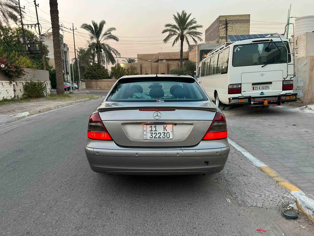 السلام عليكم 
للبيع E200 2004
بيها قطع صبغ ابيع حزام 
محرك ومكينه نظيفه 
صدر امامي خلفي جديد 
جهازه من كلشي 
ب92 وبيها مجال
مكانها بغداد 
***********
