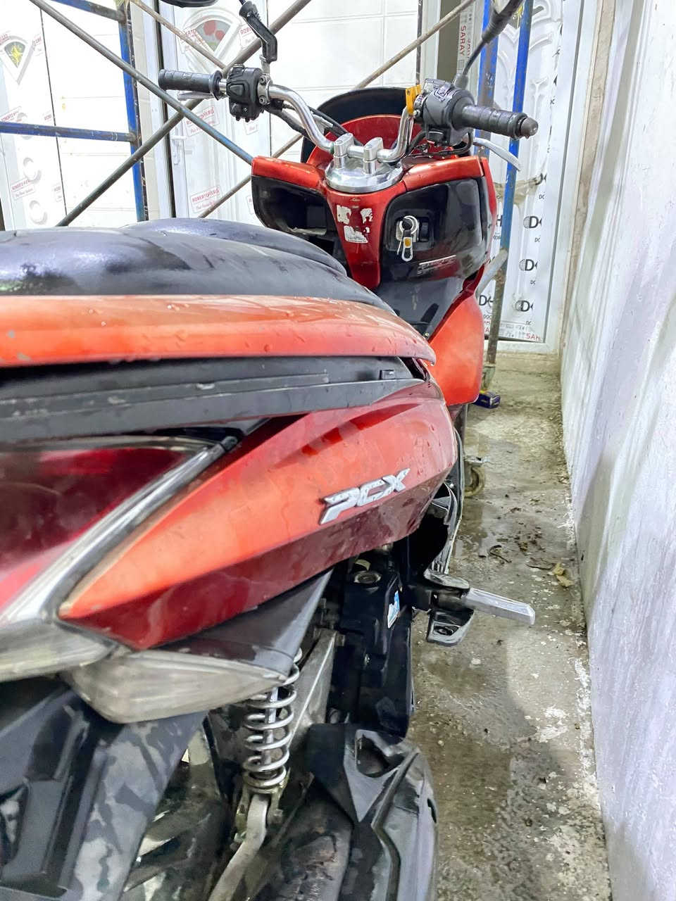 سلام عليكم  دراجه pcx جيل الأول لبيع دراجه صافيه بيع كوم حديد مكان بغداد مدينة صدر رقم***********
