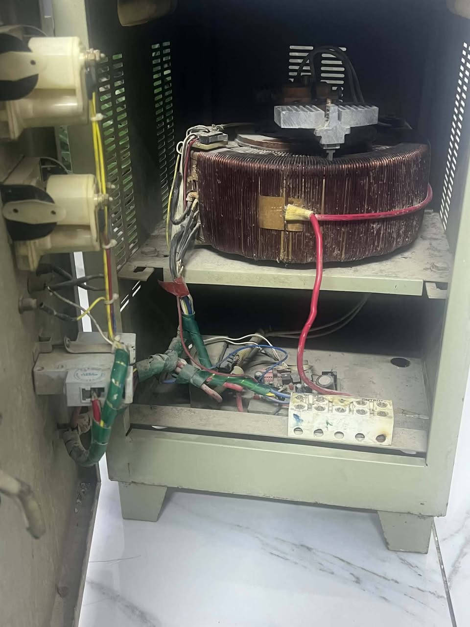منظّم فولتية كهربائية أوتوماتيكي (Voltage Regulator / AVR) من شركة ANDELI، موديل SVC-10000VA.
وظيفته:

* يثبت فولتية الكهرباء الداخلة للبيت/الجهاز حتى يحمي الأجهزة من ارتفاع وانخفاض الفولتية.
* 10000VA يعني قدرته الاسمية حوالي 10 kVA.

السعر ٢٠٠ وبي مجال 
مكاني بغداد الحسينيه 
***********
منظّم فولتية كهربائية أوتوماتيكي (Voltage Regulator / AVR) من شركة ANDELI، موديل SVC-10000VA.
