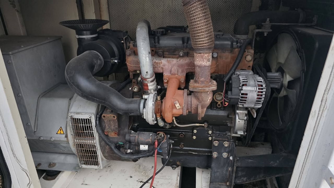 للبيع مولد 50 KVA (بيركنز أصلي) 
• ​نوع المحرك: بيركنز (Perkins).
• ​القدرة: 50 KVA.
• ​الحالة: نظيف (كاتم للصوت).
• ​الموقع: الكوت ( يوجد توصيل )
• ​الفحص: شغال وجاهز .
• للاتصال : ***********
