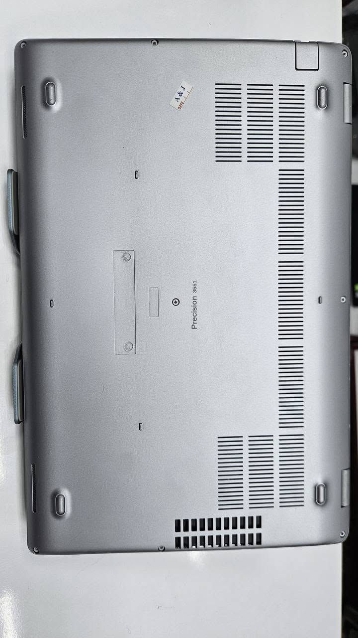 كور i7 10850H • كوادرو P620 ٤GB • ١٦ جيجا رام