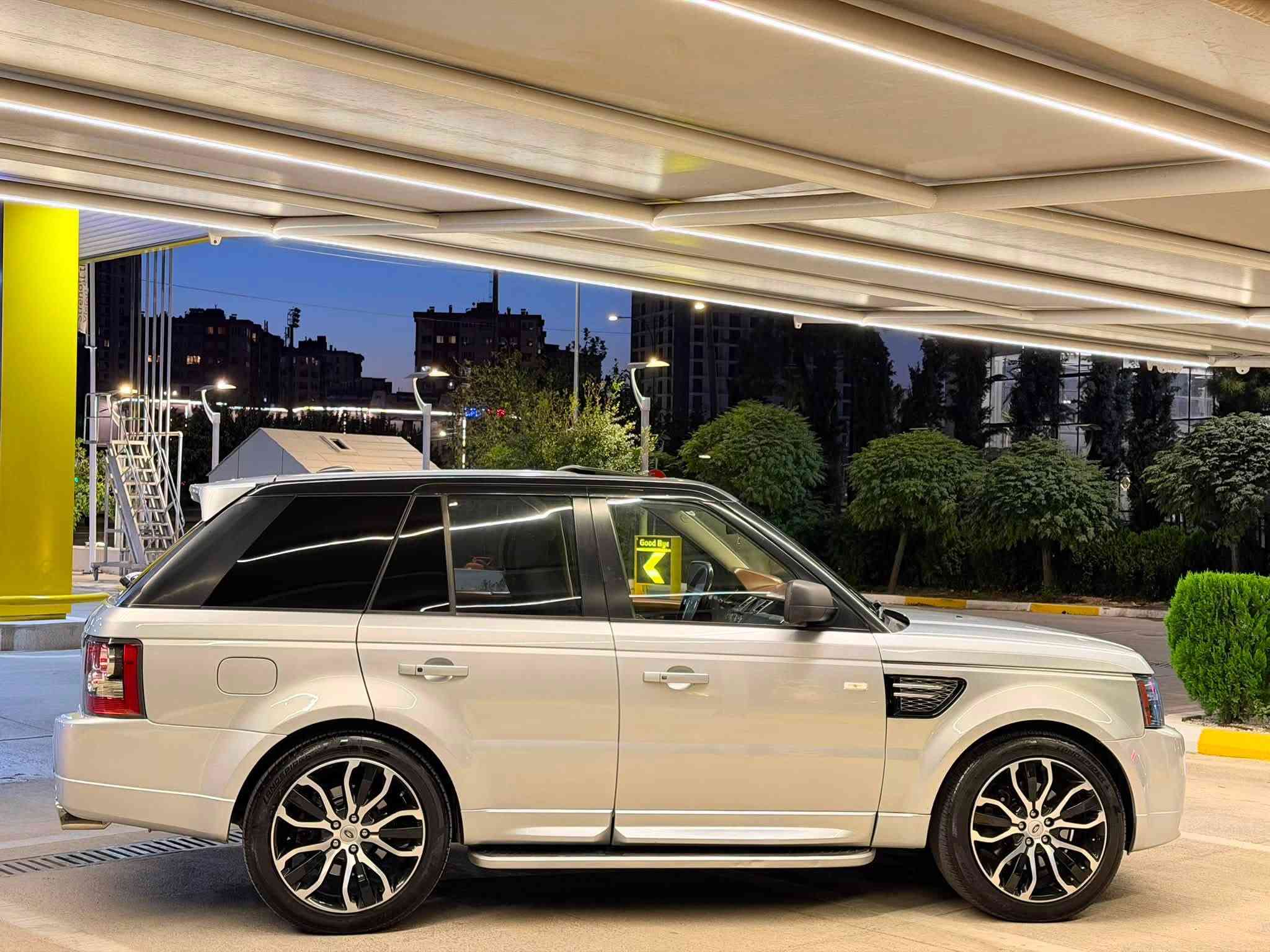 ‏Ranj Rover  2012 sport
‏‎نرخى  ١٣٨  ورقه مجال بسيط 
عليها غرامه ٢٥ ورقه  ينزل من سعر 

‏‎موسفات خليجى  
‏‎مه كينه ى ٨ بستونى بى سوبره مه رغوب
‏‎موصفات فول 

‏‎سلايد 
‏‎هه زار روشتوە  ٢٠٠ 
‏‎كوشن جلدوناو 
‏‎كوشن كاره باو خه زن 
‏‎سوكان فوليوم 
‏‎گير ئوتوماتيك و عادى و سبورت
‏‎موصفاتى ره نج مه عروفه .......
_______________________________________
‏‎گيرو مه كينه ى به شه رت يه ك خه له لى تيانيه بى نو قسانيه ته بريد و تاقم بيشى به شه رت 
‏‎ده بله كانى جوبه و به رزيو نزمى زور مه زبوته
‏‎هه موو گيانى به شه رت افروشن 
‏‎سه ياره كه ره قه م  هه وليره شرط تحويل او وكاله 
_______________________________________
‏‎سه ياره كه  بوياغ   دوو بست ناوكرتن بى ارباك بى سارد باقيات هيجى نيه

‏‎سعر138ورقه و مجاليكى  كه م 
***********
**************************

‏Ranj Rover sport  2012

‏‎سعر ١٣٨
عليها غرامه ٢٥ ينزل من سعر 

‏‎ بيها ٢شبر  صبغ بدون دواغل صبغ اوربى بدون بارد بشرت سونر 
 
‏‎فول مواصفات
‏‎رانج روفر سبورت 
‏‎ موديل 2012
‏‎ماشيه  
‏‎محرك ٨ سلنر بدون سوبر اقوي محرك 
شرط فحص مامفتوح  دينار مصرف ماعنده
-----------------------------
‏‎مواصفات 
‏‎سلايد
‏‎سترين تحكم
‏‎داخل جلد  
‏‎كشنات جلد كهرباء و خزن
‏‎كير اوتوماتيك و عادي و سبورت
‏‎اربع نضام دفع رباعي
‏‎دبلات جبريس حسب رغبه تريد سياره عاليه وناصيه
‏‎بريك بصمه 
____\_____________________________
‏‎كير و محرك بشرط مابي اي نواقص
‏‎تبريد بشرت ثلج
‏‎ صدر كل بشرط مابيها نواقص

‏‎سياره رقم اربيل  شرط تحويل او وكاله 
____________________________________
‏‎سعر ١٣٨  مجال بسيط ما كو هيجي بالسوق 

‏‎مكان سياره سليمانيه  او جمجمال 

‏***********
