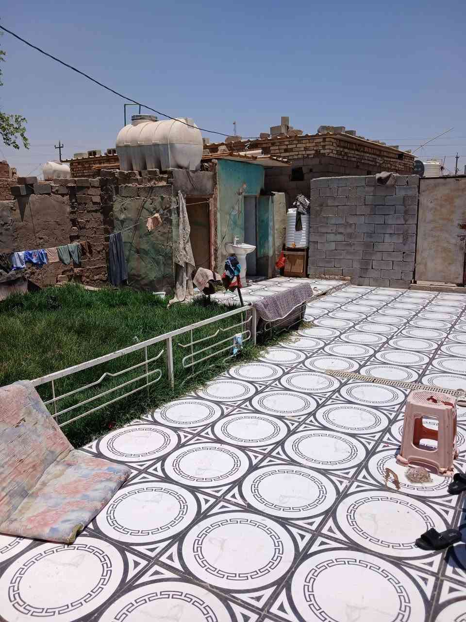 السلام عليكم بيت تجاوز للبيع العمارات الملح قرب مدرسه رقيه الانصاري بيت يتكون عن غرفتين وديوانيه وصاله ومطبخ صحيات اثنين المساحه 450 متر وان شاء الله قاعد يشتغلون بالتبليط الخدمات البيت ما معوض السعر على الخاص
***********
