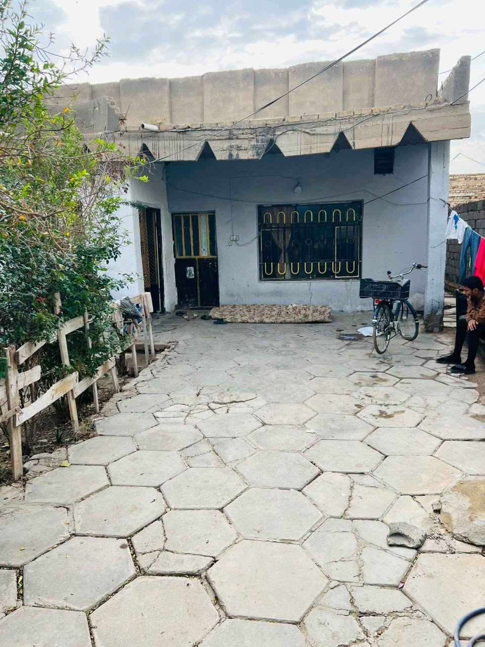 للبيع
دار سكن ٣٢٥ متر 
السنيه /حي العسكري
قرب مدرسة الامام علي ع
الواجه ١٣ 
نزال ٢٥
البناء نظيف كما موضح بالصور 
يتكون
غرفتين 
صاله
مطبخ 
استقبال
صحيات دتخليه 
صحيات خارجيه
للاستفسار مراجعة مكتب السنيه للعقار 
قرب جامع تلسنيه الكبير 
***********
