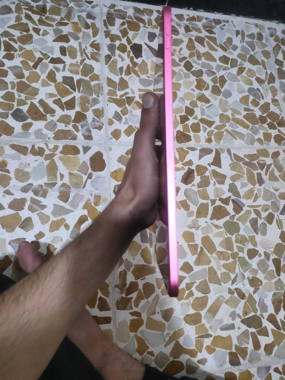 للبيع: iPad 10 (بحالة الشركة - نظيف جداً) 📱✨
​جهاز آيباد الجيل العاشر مستخدم بشكـل بسيط جداً ومحافظ عليه تماماً.
​تفاصيل الجهاز والملحقات:
​حالة الجهاز: نظيف جداً بحالة الشركة.
​الاستخدام: اقتصر على الدراسة واستخدام بسيط جداً.
حالة ​البطارية: 94% (تكفي يوم كامل أو أكثر، وحسب الاستخدام قد تطول ليومين).
الذاكرة: 64GB
​الملحقات الأساسية: الكرتون مع الشاحن الأصلي.
​الملحقات الإضافية (مجاناً مع الجهاز):
​قلم نوعية ممتازة يدعم ميزة راحة اليد (Palms Rejection) مع رؤوس (نبلات) إضافية وكرتونه الأصلي.
​حافظة  دفترية ممتازة لحماية الجهاز.
​شاشة حماية (لزقة) مركبة على الجهاز.
​السعر: 370 ألف دينار (وبيه مجال بسيط لليشتري).
المكان: الموصل.
للتواصل والتفاصيل: ***********
