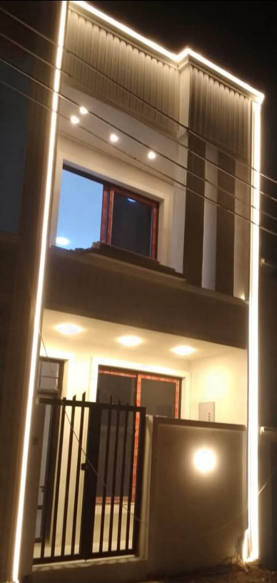 عقار  ارضيه حديثه معزوله 
مدخلين مدخل للمطبخ و مدخل للاستقبال 
٨٥ متر
غرفه  صاله
الخدمات والمطبخ سيراميك 
مناور عدد ٢
غساله 
مراوح
تانكي 
ماطور 
خط مولد 
كاميرات
موقع ممتاز و خط كيات من بابها 
بالدوره البعيثه
خاص او واتساب
***********
ب٣٥٠
