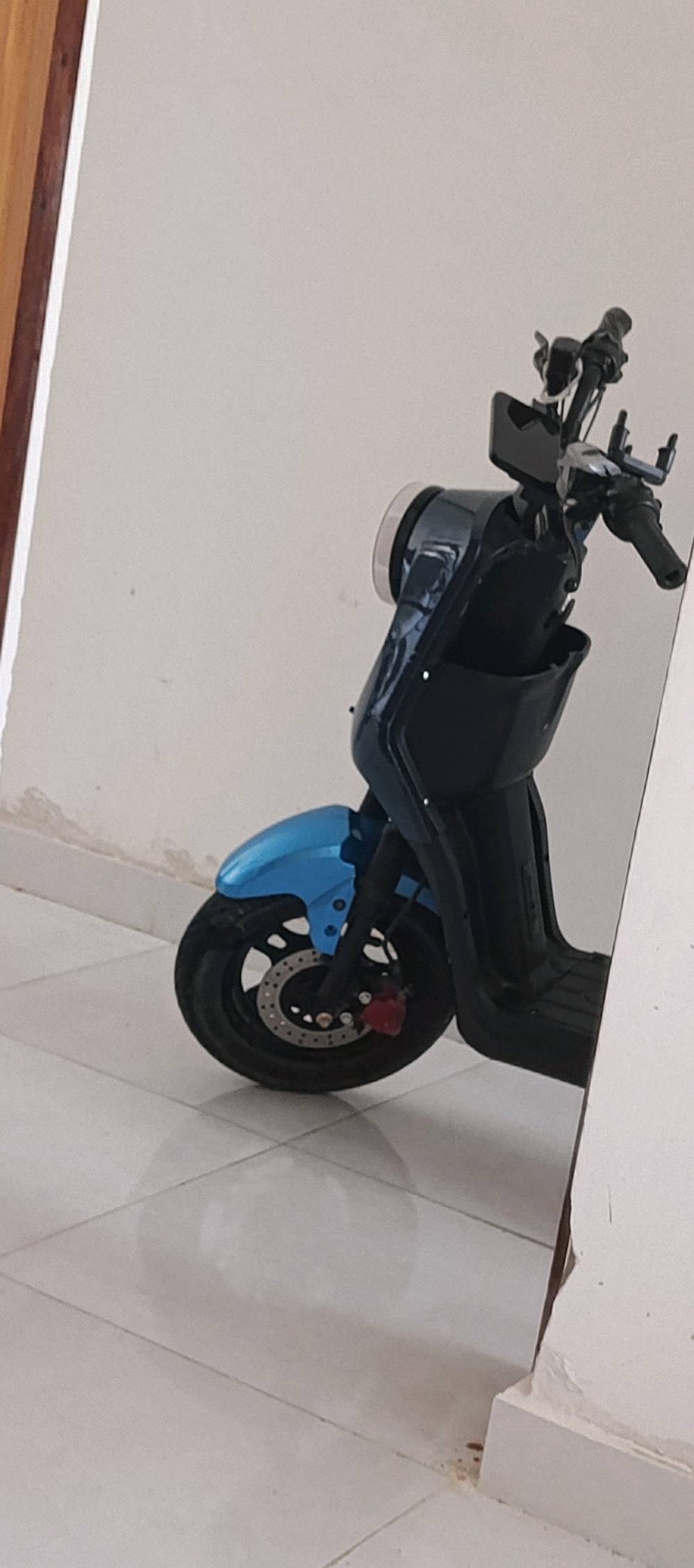 السلام عليكم ورحمة الله وبركاته دراجة شحن R9عالميه بطاريات جدد 22امبير السرعه 99 كامله مع مرايات وسله كامله مابيها اي نقص السعر 400بيه مجال العنوان واسط كوت