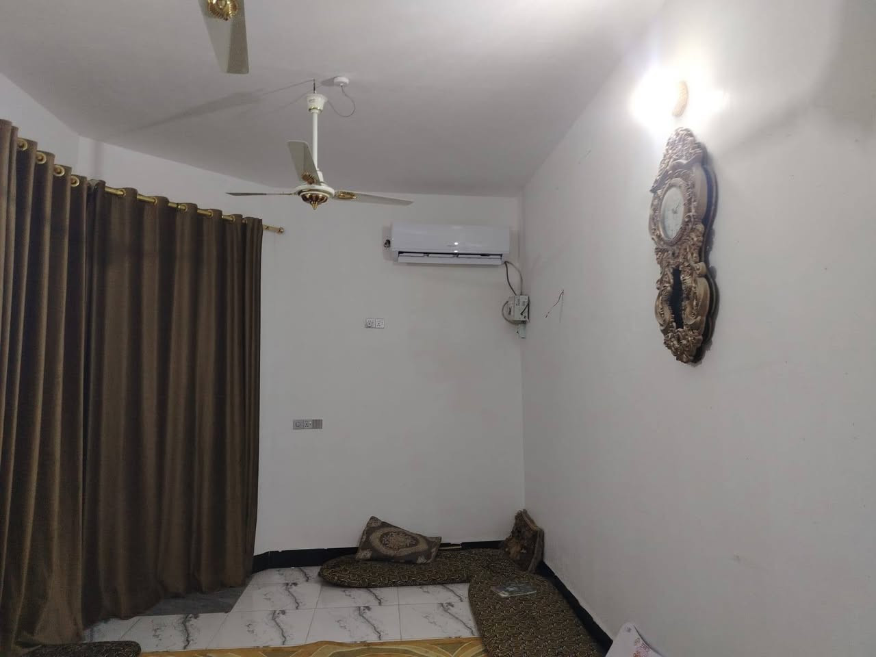 دار للبيع مساحه 150 متر طابو زراعي سند 25 فول بناء 
البناء الاساس صب بناء طابوك سقف صب 
يحتوي الدار على 
غرفتين نوم وصاله ومطبخ واستقبال مغاسل داخليه و خارجيه 
الموقع الكوفه البراكيه شارع علكم الشبلي قرب مدرسه سيد الوصيين 
منطقه مرتبه وكافه الخدمات متوفره وعرض الفرع 12 متر 
السعر 60 مليون وبي مجال للتواصل الاتصال على الرقم *********** أو مراسلة الصفحه مكتب حسين الياسري للعقار والمقاولات

