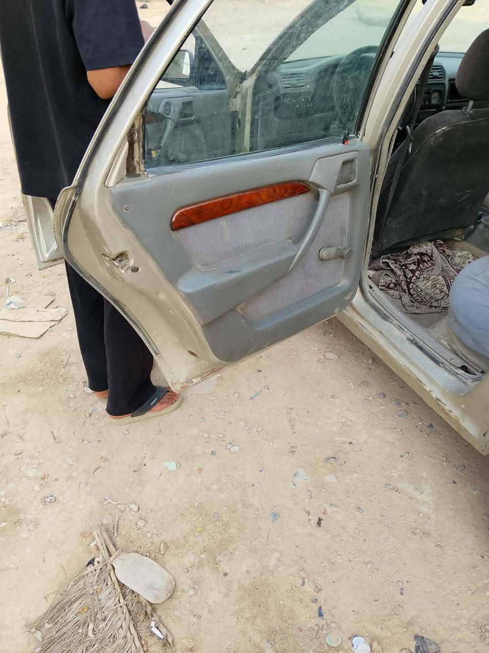 سلام عليكم فكترا مابيها نواقص بس الي بالصوره يدات جام ويده الباب السايق الداخليه نواقص بسيطه جداً  گير ومكينه خير من الله اطلع تراااي للبصره مداور ثاني يوم سنويه قريب 31 يعني بعد 4 سنوات واكثر يلا تسقط راعيها ابن حلال السياره يرادلها تلگيطات شويه لدرجه ما مبينات السياره دوش مو بخاخ وحجم 1600 يعني بانزين انسا سعرها 17 وبيها مجال حگ الجيه العنوان الديوانيه مقابل المرور قرب الطاقه الكوريه  وهذا رقمي ***********
