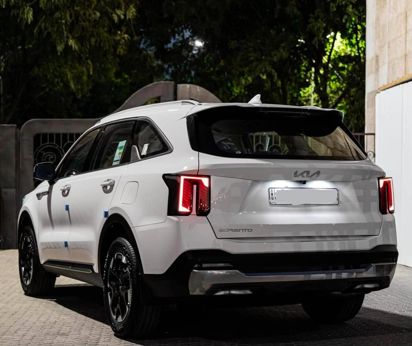 سورنتو 4 سلندر قمارة حديد  2024 KIA SORENTO بوضع الشركة بعدها جديدة جداً مكفوله من الصبغ والتكحيل والبارد رقم بغداد الدولي 
عداد المسافة (10000) امانة الله ورسوله على ايد وحده من الزيرو 
السعر : 26500$ يعني ( دفترين و 65 ورقة ) 
العنوان : بغداد السيدية 
للاتصال على رقم صاحب السيارة : *********** 
الموديل : 2024 . (خليجي) . 
المحرك : 4 سلندر 2500cc 
العــــداد : 10،000 .
الضمان : 5 سنوات او  100.000 كيلو متر . 
الصيانة : سنة او 20.000 كيلو متر مجانا .

المواصفات :
* 7 راكب .
*  هاند بريك كهربائي.
* صندوق كهربائي .
*شاشة العدادات LCD.
* برادي أبواب خلفية.
* مقصورة الركاب من المخمل.
* اطار قياس 235/55R19 انج .
* دخول وتشغيل بصمة.
* أنظمة قيادة متعددة.
*  شحن وايرلس .
*  كاميرا خلفية . 
* مرايا كهرباء.
* المصابيح الأمامية زنون .
* كشافات الضباب زنون . 
* تشغيل عن بعد .
* مقعدين الامامية كهرباء.
* نظام APPLE CARPLAY
*نظام GPS.
* انارة داخلية 7 الوان.
* حساسات خلفية وامامية 
* مكيف خلفي مع وحدة تحكم منفصلة .
