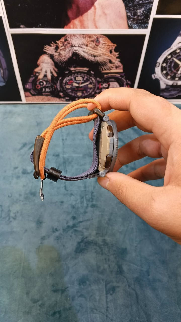 ساعة Casio Pro Trek

مخصص لمحبي المغامرات والأنشطة الخارجية Outdoor

ضمن سلسلة Pro Trek من كاسيو.

تعتبر هذه الساعة مميزة بتصميمها المبتكر وعمليتها العالية، وإليك التفاصيل الكاملة الخاصة بهذا الموديل 2-PRJ-BO01 اللون هيكل وإطار باللون الأزرق المائل للرمادي ( Navy Blue State Gray) مع المسات برتقالية مميزة في المينا والمؤشرات وشريط العقدة الخاصة بالحزام.

الحزام يأتي هذا الموديل بحزام قماشي انسيجي متين ومريح مناسب للارتداء الطويل ومقاوم للتأكل مزود بنظام ربط شد سريع

مع تفاصيل باللون البرتقالي.

الإطار الدوار (Rotating Bezel Guard يتميز هذا الموديل بإطار فريد يمكن تدويره لتغطية أو كشف الأزرار الحمايتها

من الضغط بالخطأ أثناء الحركة أو تسلق الجبال.

مقاومة الماء مقاومة للماء حتى عمق 100 متر (10) BAR)، مما

يجعلها مناسبة للسباحة والأنشطة المائية الوزن: خفيفة الوزن ومصممة لراحة المعصم أثناء الرياضة والتخييم
الوظائف المدمجة
التوقيت العالمي (World Time) عرض الوقت لـ 38 مدينة مختلفة حول العالم
ساعة إيقاف (Stopwatch) بدقة 1/100 ثانية.مؤقت تنازلي (Countdown Timer) التحديد

الأوقات والأنشطة.4 منبهات 5 منبهات يومية مع إشارة كل ساعة.. إضاءة LED : إضاءة فائقة الوضوح (Super Illuminator)السهولة قراءة الوقت في الظلام.

جميع الساعات اصلية معا ضمان
توصيل لجميع المحافظات
عنوان - بغداد - مدينة الصدر - الأور فلي
التوصيل واتساب ***********
