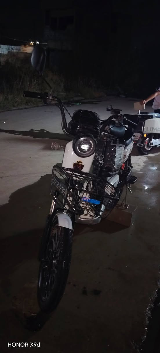 ماطور شحن للبيع السعر 250 وبها مجال الماطور نظيف كل شيء ما بيه اربع بطاريات للاستفسار اتواصل على الرقم***********
