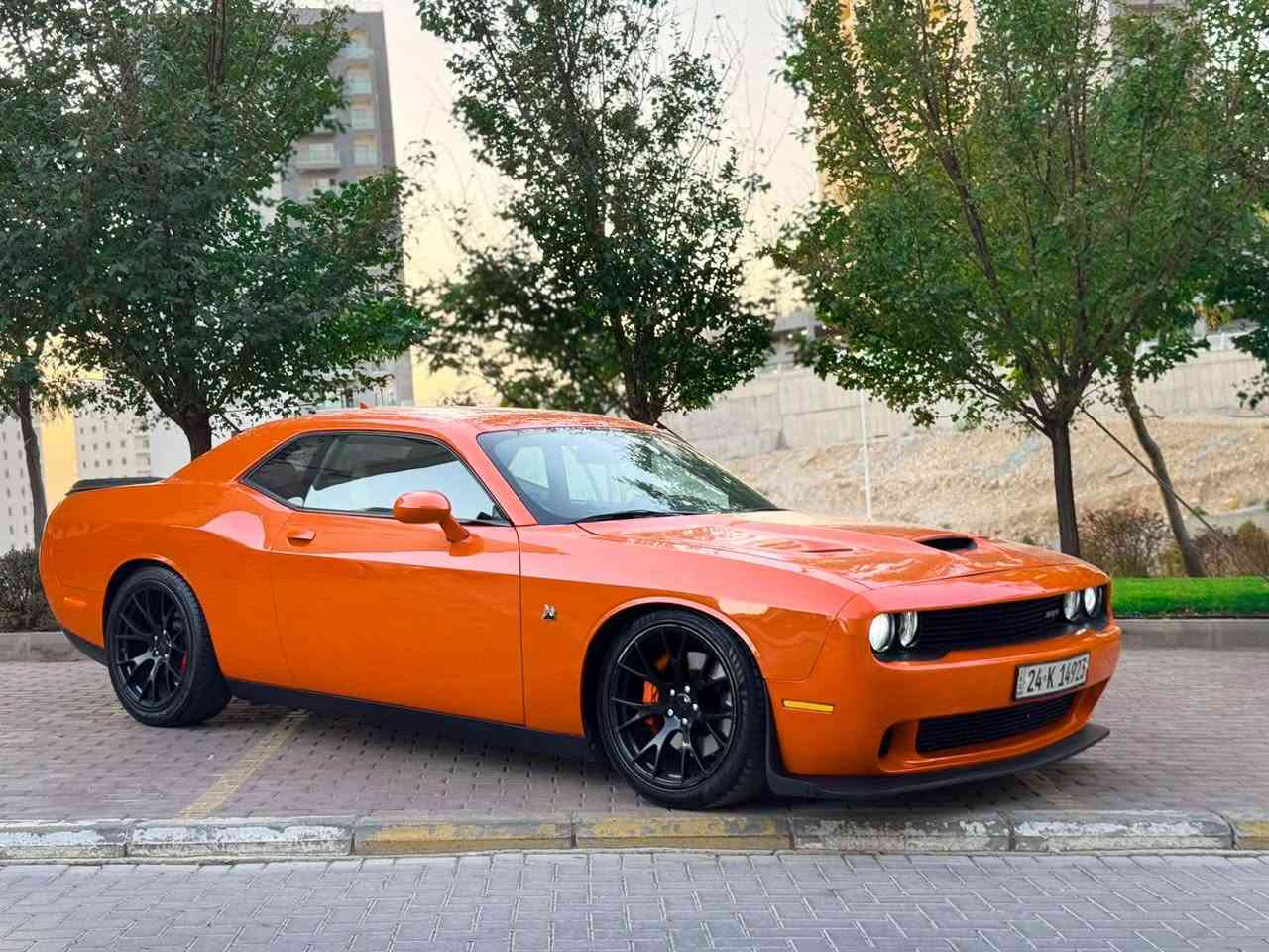 البرتقالي الأصلي 🇺🇸 | scat pack |

🔥 للبيع: دوج تشالنجر SRT 2021 — برتقالي أصلي 🔥

🚗 المواصفات:

* مواصفات فل أوبشن
* كاميرا خلفية + حساسات خلفية
* جنوط SRT قياس 20 إنش أمريكي
* سبويلر خلفي
* لايت أمامي زينون وكالة T/A أمريكي
* إشارات Smoke LED
* تشغيل عن بُعد
* كشنات تدفئة
* ستيرن Heated
* مقاعد جلد + كنتارا SRT كهربائية
* سقف rolls royce  
* شاشة كبيرة مع Apple CarPlay

🔧 التزويد الأمريكي:

* لويات تخم ماركة H&R
* بلكات NGK أمريكي Racing
* شوته Volant أمريكي أصلي
* Fuel Pump Racing
* ولف حرارة 82
* كاج أصلي
* أكزوز كامل Active
فجوج brembo

✅ حالة السيارة:

* صبغ 3 قطع فقط بدون ايرباك شرط
* تايرات جديدة
* السيارة تحويل وكالة بنفس اليوم
* رقم دهوك
* المكينه والگير لم يتم فتحهما 
* ممشى 75,000 كم
* المحرك والقير بشرط الفحص

🎨 الصبغ والحوادث:

* 3 قطع صبغ: جاملغ + باب + جامبغ خلفي
* بدون إيرباك
* بدون شاصي
* بدون لغود

💰 السعر: 188 ورقة، وقابل للتفاوض
السيارة مصروف عليها أكثر من سعرها، والتزويدات كلها مختارة بعناية

📍 موقع السيارة: السليمانية

📞 للاستفسار أو طلب المزيد من التفاصيل:
***********
*********** السليمانية, العراق
