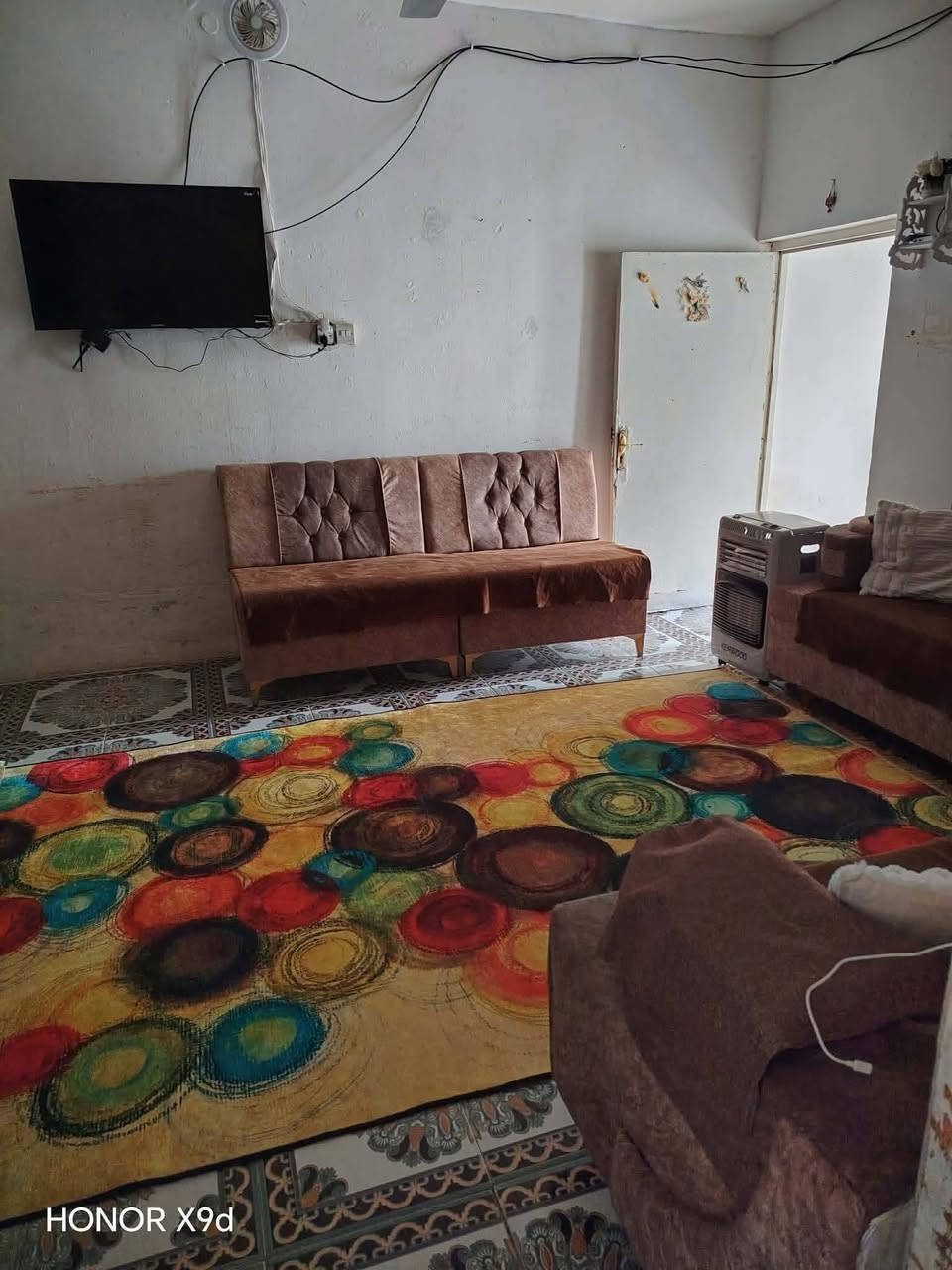 بيت للبيع او للايجار مساحته ٢٦٥م
يحتوي على غرفتين نوم كل غرفه ٤×٥
واستقبال ٧×٤
هول ٤×٤
المطبخ ٥×٤
وحديقه مثل ما موضح بالصوره 
بناء نص بلوك ونص طابوك 
العنوان حي الحكيم الاولى  ع جهة الكورنيش مرقم من البلديه اقرب نقطة داله مدرسة الظهور الابتدائيه 
للاستفسار الاتصال بالرقم 
***********
