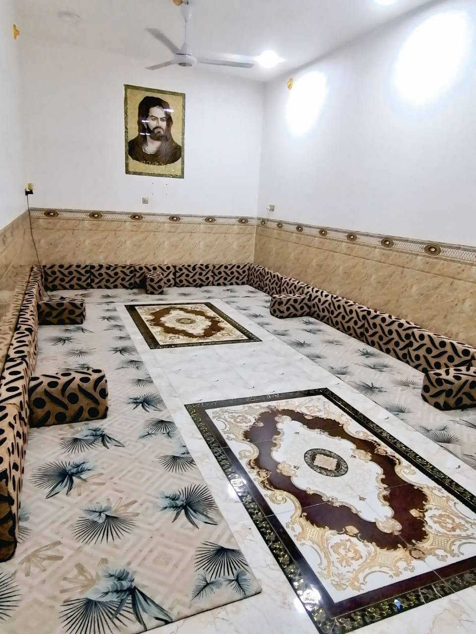 اللهم صل على محمد وال محمد
يوجد لدينه بيت مساحته الكليه 400م بناء 300م والباقي حديقه بصفها البيت زراعي بيه وصل العنوان قرب سجن الإصلاحي حي الصحفيين كل الخدمات متوفره ماء كهرباء مجاري والشارع مشمول بيت نظيف يتكون ديوانية طول وعرض 7/4صاله11/9 غرف نوم عدد4جوه قياسهن 5/4 نفس القياس مطبخ 5/4 صحيات داخلي وخارجي مناور عدد 2 طارمه جبيره والطابق الثاني غرفه5/4 +مطبخ +صحيات 

الاستفسار على الرقم هذه بيه واتساب ***********
