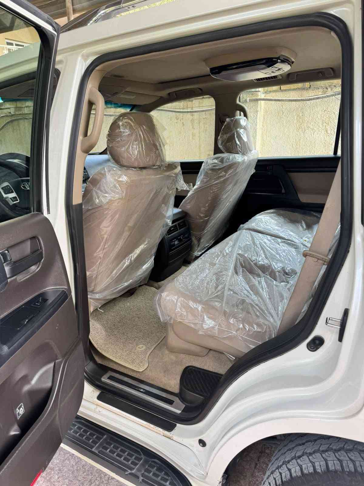 السلام عليكم 
لاندگروز 10 مواصفات GXR وكالة بريم بإسمي ومكانها بغداد محرك 8 سلندر 4600 ام الشاشه بالسقف تبريد ثلج باتري جديد ادامه كامله فلاتر منظومة بانزين كله جديد تخم تاير جواها مصارله هواي من بدلته دعاميات صبغ وبارد بدلعة الصندوق والسياره جديده حيل مال بيت استخدامنا الشخصي ومناقصه برغي ماشيه 186
السعر 260 وبيها مجال 
للتواصل خاص او واتساب
*********** ابو يوسف بغداد, العراق
