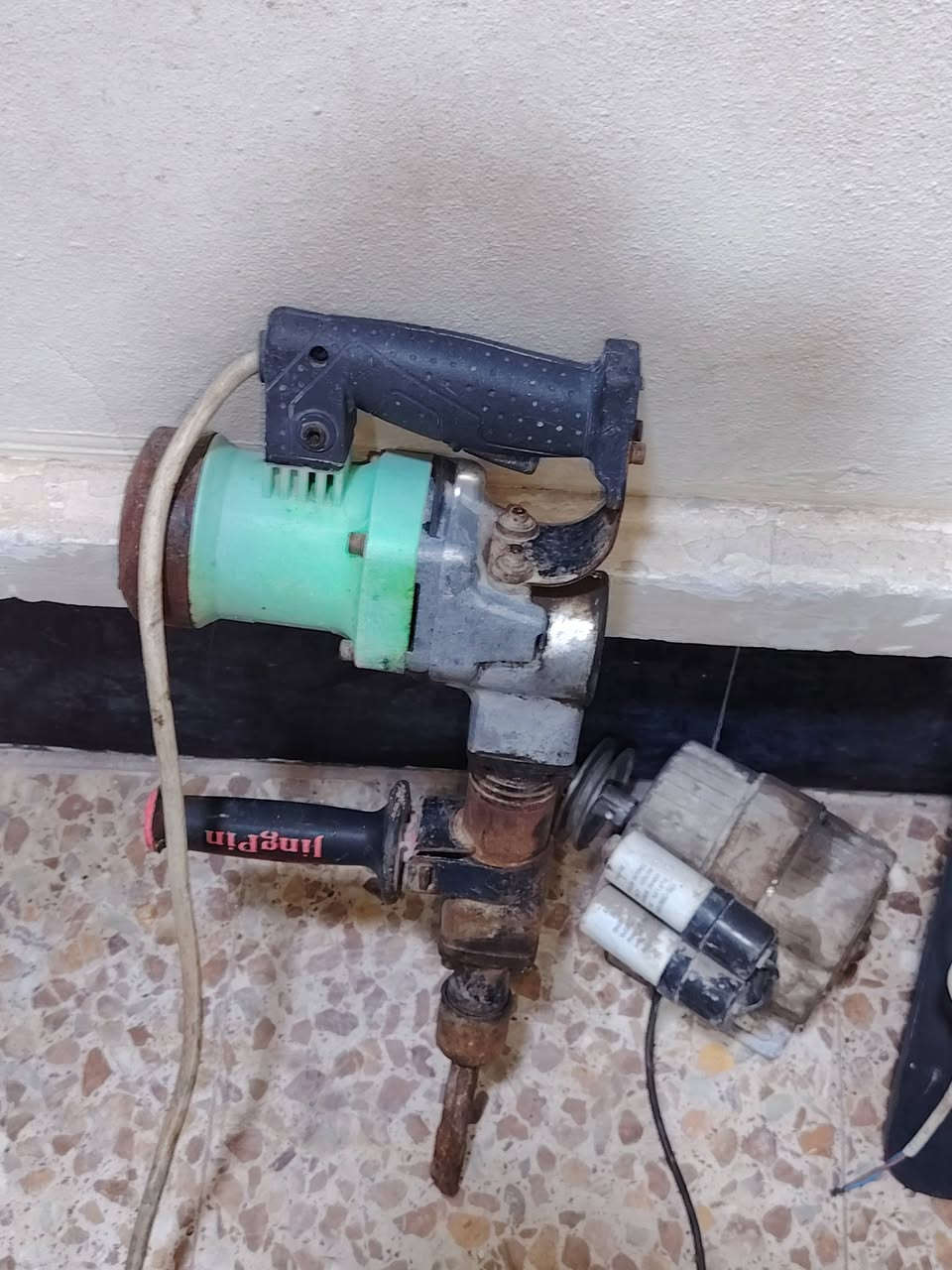 دريل كسار وساحبة. وماطور مبردة سرعة وحدة. الدورة ***********.
