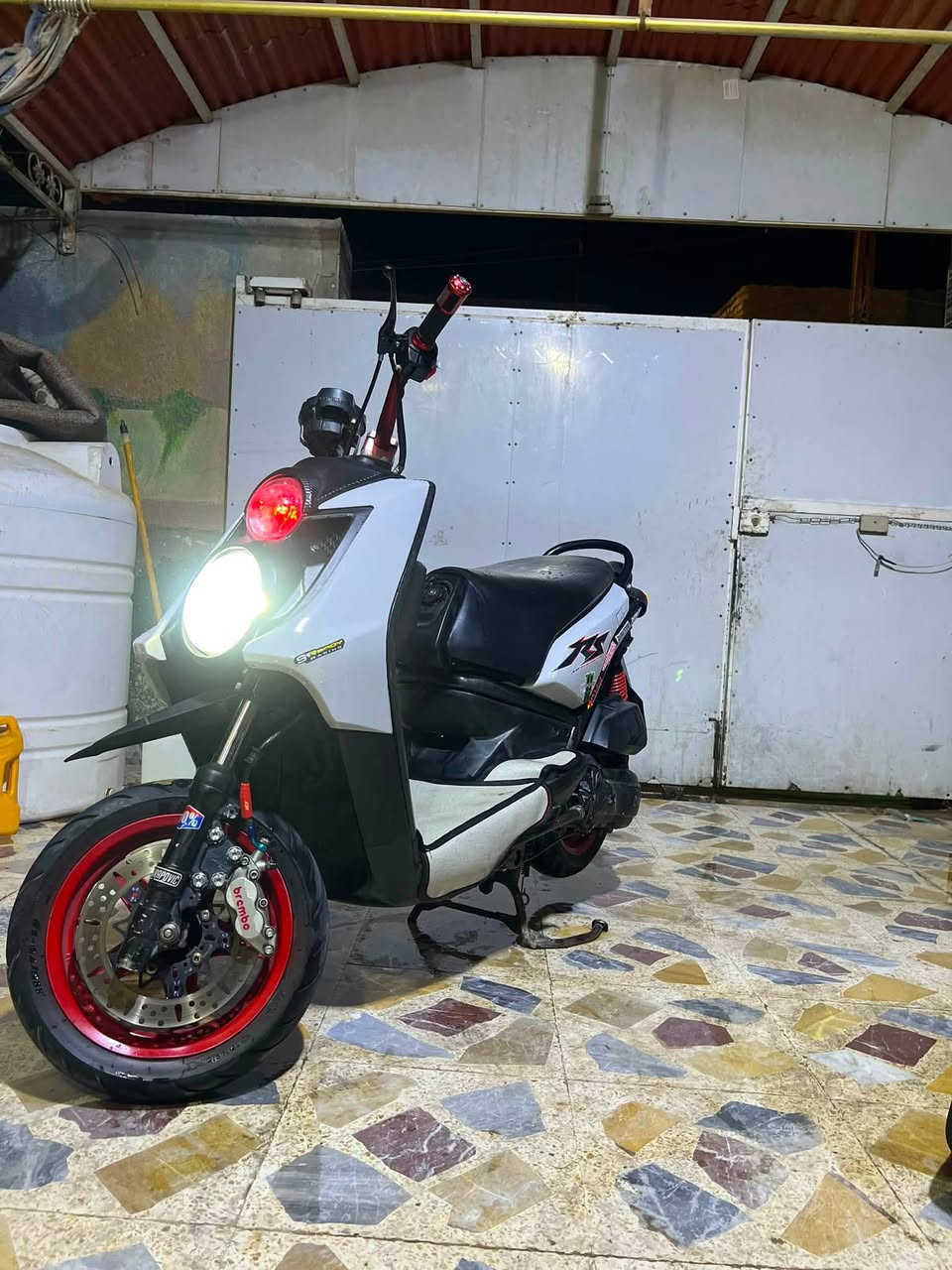 سكنز للبيع دراجه شلعه معدل دراجه مفتوح بيها ولفات بس  دراجه شوفت عينك  850 وبيهل مجال ***********  عنوان العماره
