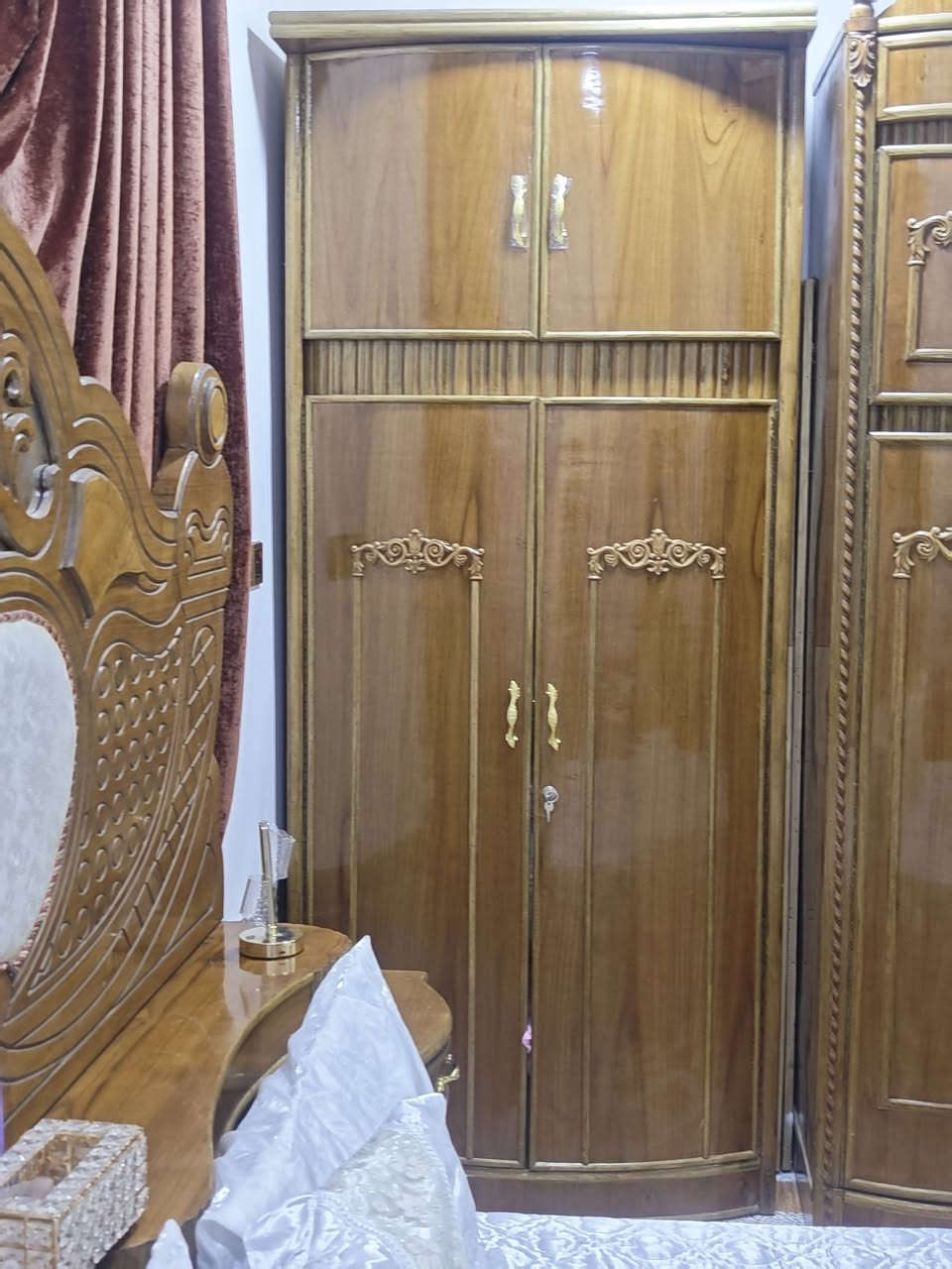 سلام عليكم عندي غرفة اخشاب احطاطه خشب عراقي استخدام سنه ونص سعر مليون الي يحب اتصل علا هاذه رقم ***********هاذه رقم ثاني***********

