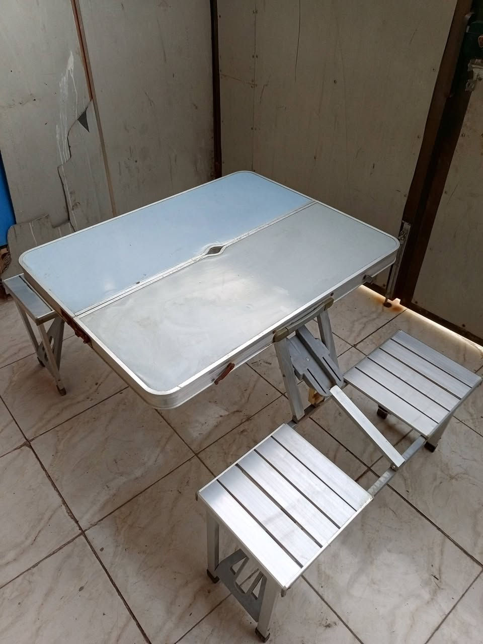 ميز طعام • المنيوم • نضافة ٩٠٪