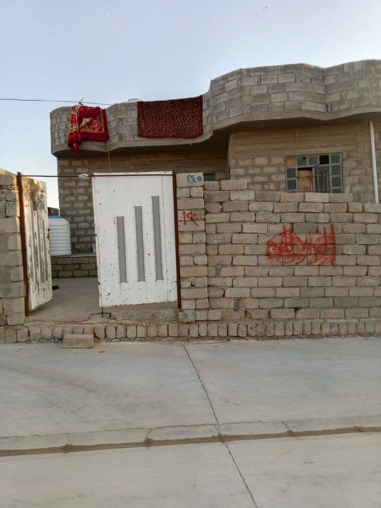 بيت للبيع غرفتين هول مطبخ وحمام واستقبال مساحه البيت 200 م المكان قريه دجله شوارع تبليط مقابل بوابه الشام  زراعي السعر 25 بي مجال ***********
