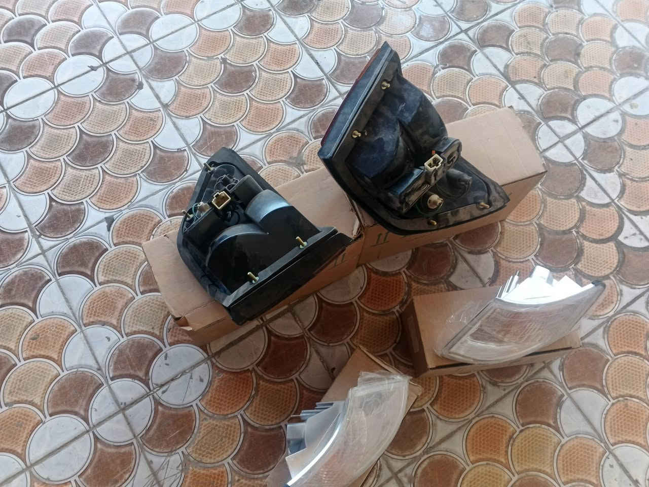 بك لايت اسبرو كرستال اخر قطعتين مع زوج سكنات اليحتاج يتصل ***********
