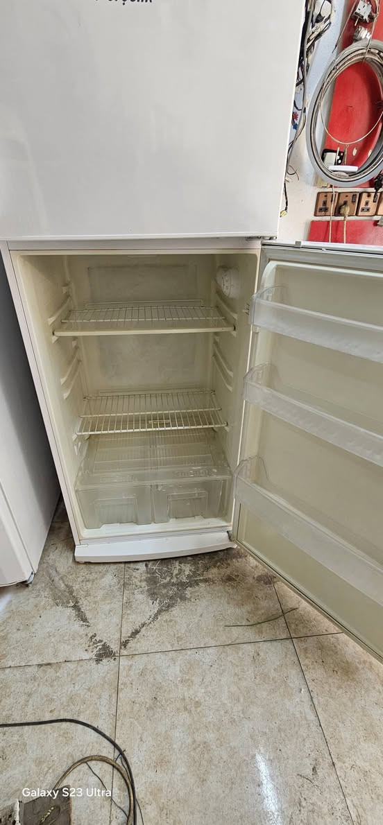 ثلاجه ارجليك ١٨ قدم بس تبديل ماطور شغال بشرط للبيع سعر ١٧٥ الف عنوان دهوك ت*********** دهوك, العراق
