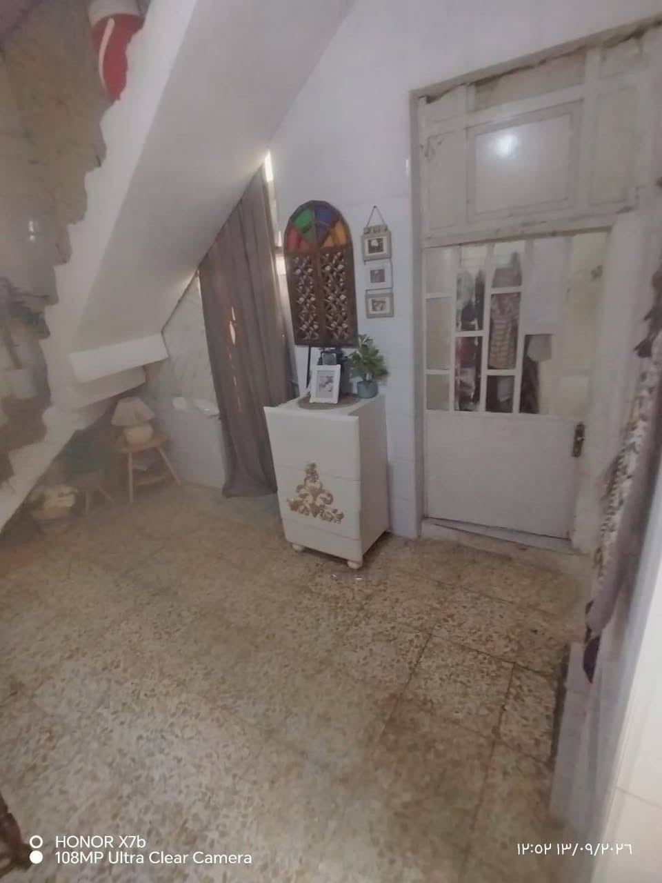 السلام عليكم ورحمة الله
بيت مساحة ١٠٠  متر واجة ٥  نزال ٢٠ 
بناء طابق واحد بالمراتب ال٤٠٠
مقابيل الصحفيين امام البيت حديقة ومخدوم ماء ومجاري يحتوي على غرفة واحدة ومطبخ واستقبال ومنور وصحيات داخلية وخارجية
وصالة درج السعر ٤٥ وبي مجال
للاستفسار الاتصال على الرقم هذا
‏‪***********‬‏
وبي وات ساب
