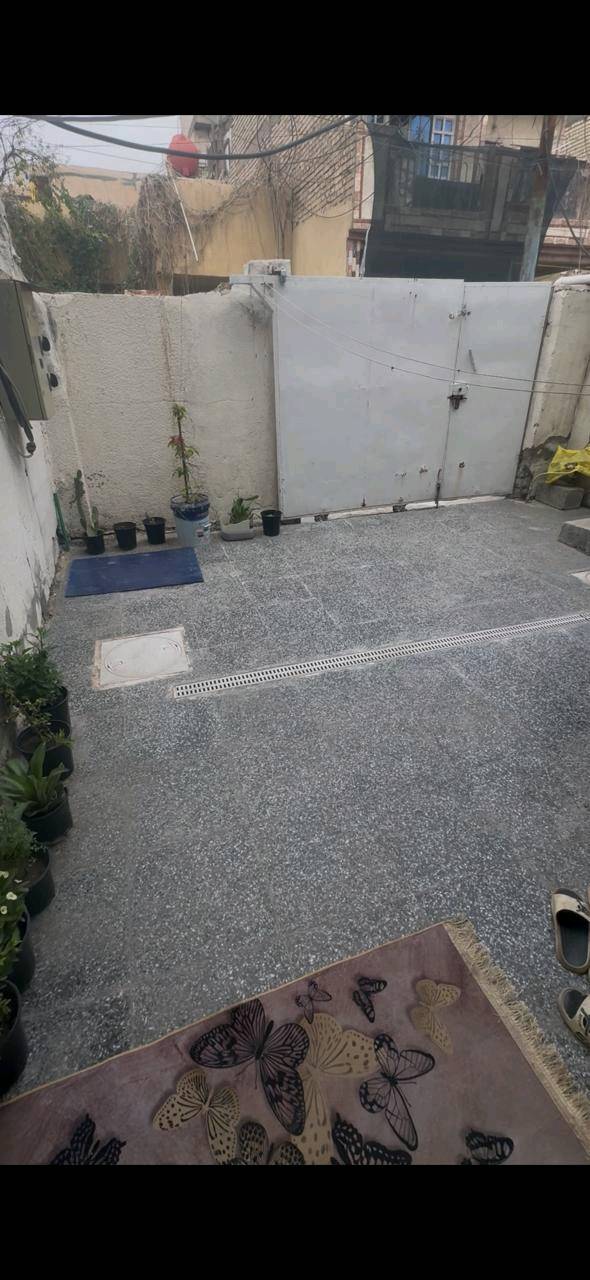 بيت للبيع طابو صرف مساحه 100 متر 5×20 طابق واحد سند بأسمي  مثل ما واضح بالصور يحتاج صبغ البيت سعره 110 مليون العنوان البياع شرطه الخامسه قرب اسواق اميره