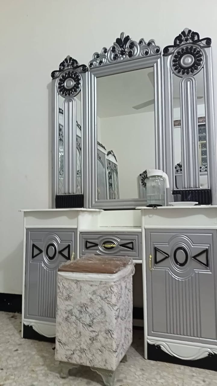 غرفة اخشاب • ٨ قطع • نضيفه