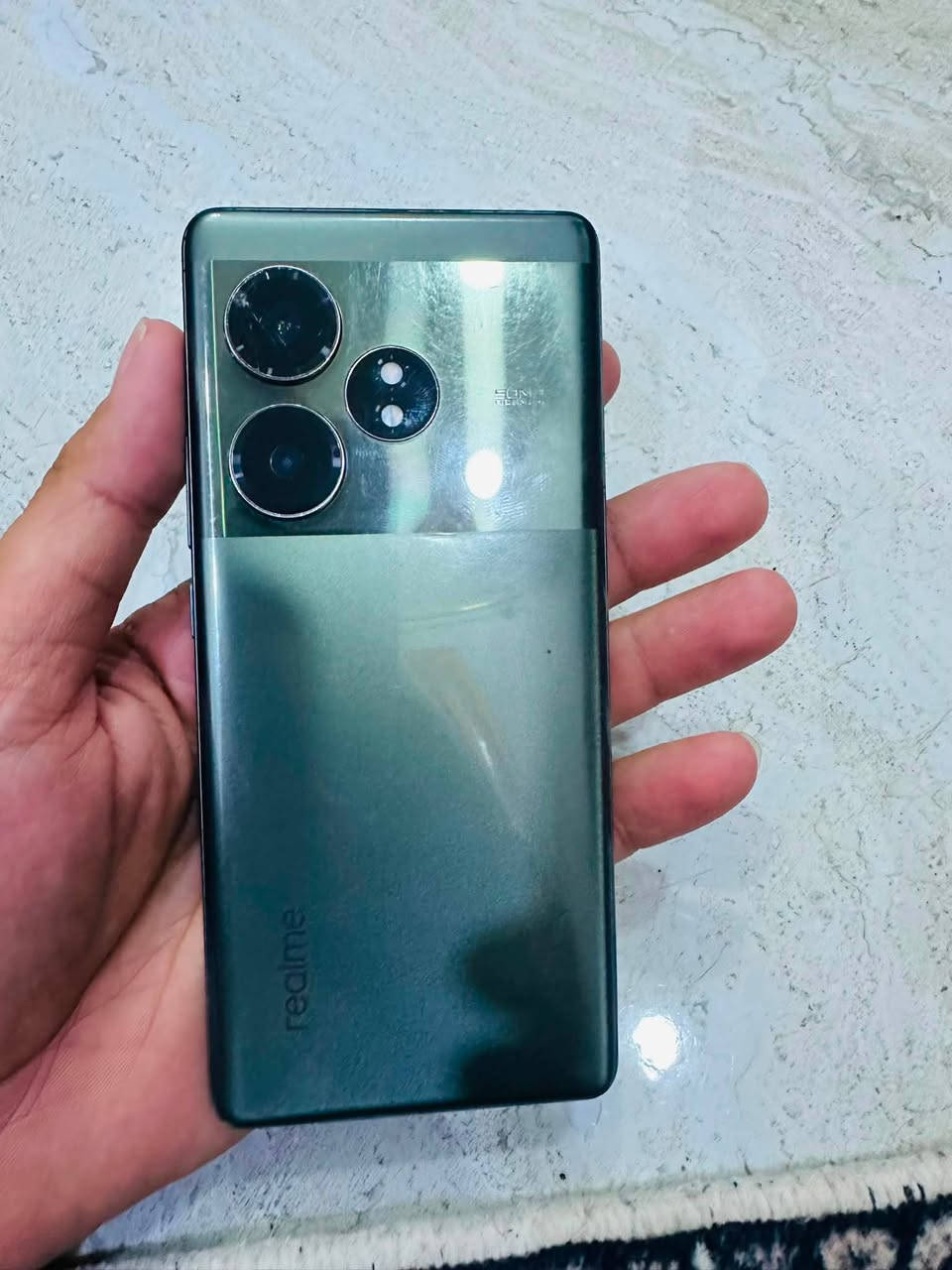 Realme GT 6T تقديم أداء قوي مع شاشة ممتازة وسرعة شحن فائقة.
المواصفات الرئيسية
 الشاشة: LTPO AMOLED بحجم 6.78 بوصة، بدقة 1.5K، ودعم معدل تحديث 120Hz، وسطوع يصل إلى 6000 شمعة (الأعلى في فئته)، مع حماية Corning Gorilla Glass Victus 2.
 المعالج: Snapdragon 7+ Gen 3 بتكنولوجيا 4 نانومتر، يقدم أدائاً قريباً جداً من المعالجات الرائدة.
 الذاكرة والتخزين:
 RAM: 8 أو 12 جيجابايت (LPDDR5X).
 التخزين: 256 جيجابايت (UFS 4.0 
 الكاميرات:
 رئيسية: 50 ميجابكسل بمستشعر Sony LYT-600 مع مثبت بصري OIS.
 واسعة جداً (Ultra-wide): 8 ميجابكسل.
 سيلفي: 32 ميجابكسل تدعم تصوير فيديو 4K.
 البطارية والشحن: 5500 مللي أمبير مع شحن سريع بقدرة 120 واط (يتم الشحن حتى 50% في نحو 10 دقائق).
 النظام: Android 14 مع واجهة Realme UI 5.0 السعر 370 مكاني الديوانيه اتصال ***********
