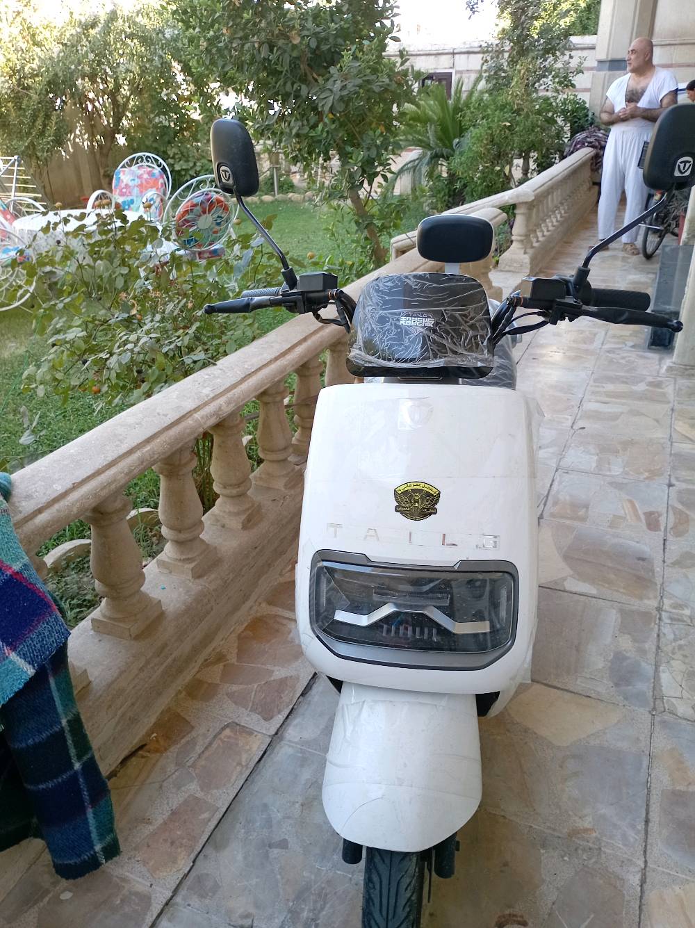 الموقع الموصل /  الجانب الايسر / في حي النور / ثمن الدراجه / 925,000 الف دينار نقد / بيها مجال بسيط جدا وليس فيها ضمان والسعر 925,000 الف دينار لانتعامل بالدين
نوع الدراجه شحن من شركه F39/TailG اللون أبيض حجم 10  حجم البطاريه
 5 بطاريات رقم الهاتف :***********
                ***********
تگدر توضحلي شكد ممشاها/استعمالها الفعلي، وهل بيها أي عطل أو ملاحظة لازم المشتري يعرفها؟: 
اقل من شهر
شنو نوع البطاريات بالضبط وحالتها شلون؟ وهل الشحن يثبت زين وكم تمشي تقريباً بالشحنة؟: 
بطارية ليثيوم 
هل الدراجة عليها أي أوراق/مستمسكات أو رقم شاصي، ولو أكو ضمان أو صيانة سابقة؟: 
لا ماكو صيانه 
إذا تريد، تحب أكتب الوصف بصيغة إعلانية مرتبة أكثر، أو بصيغة مختصرة وسريعة للنشر؟: 
الموقع الموصل /  الجانب الايسر / في حي النور / ثمن الدراجه / 925,000 الف دينار نقد / بيها مجال بسيط جدا وليس فيها ضمان والسعر 925,000 الف دينار لانتعامل بالدين
نوع الدراجه شحن من شركه F39/TailG اللون أبيض حجم 10  حجم البطاريه
 5 بطاريات رقم الهاتف :***********
                ***********
