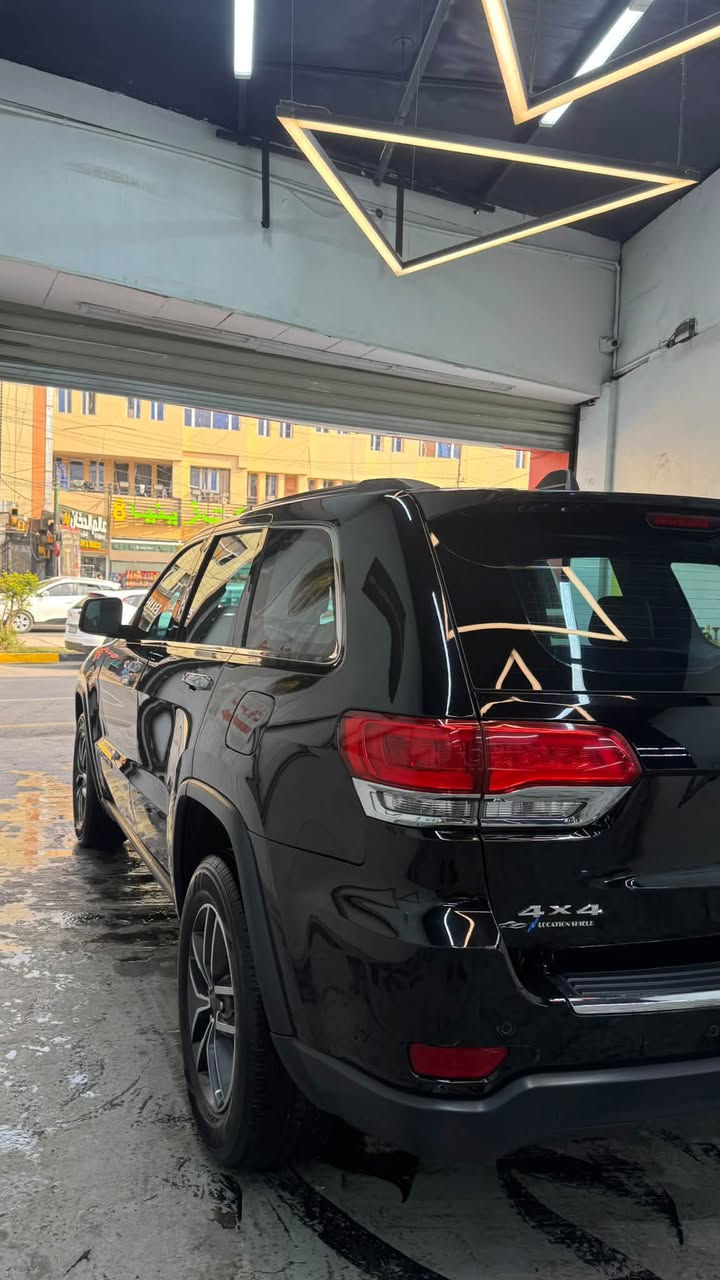السلام عليكم 
جيب كراند شيروكي لمتد 2019  رقم بغداد باسمي للبيع 
كلين بدون حادث وبدون ايرباك 
بيهة بارد فقط وبالعراق 
ماشية 70 الف ميل 
مغلفة ppf بالكامل 
ومابيها اي نقص
تخم تاير جديد دسكات جديدة 
فريز جديد 
مغلف الكشنات لون مشمشي فوق الاصلي الاسود
بدون ازالة الاصلي (يعني تكدر توخرة)  
الجام عليه عاكس شمس مسموح مروريا 
بانوراما 
قطعتين تبريد
تدفئة تبريد كشنات امامية
 تدفئة كشنات خلفية 
تدفئة درگة
حساسات خلفية ورادار خلفي توقف ذاتي
سعر حلو اسال وشوف👇🏻
واتساب 
***********
