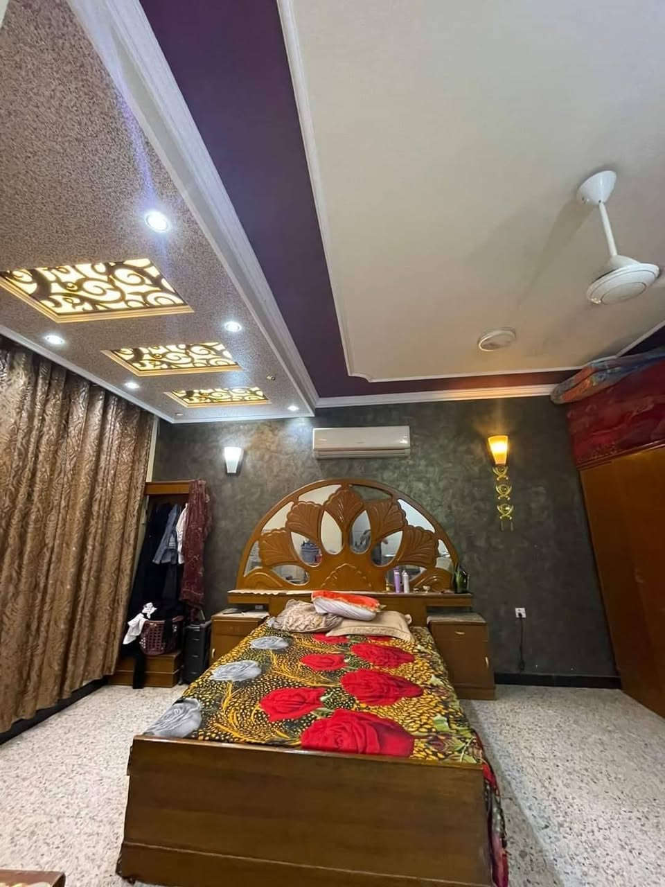 دار للبيع شعب شارع صحة خلف جامع لامبرقع  طابو ملك صرف مساحة ١٣١ متر بناء حديث ٢٠٢٠ درجة اولة متعوب عليه لبيت يتكون من ٣ طوابق طابق لأول ستقبال وهول ومطبخ وغرفة نوم وصحيات ومناور ٢ طابق ثاني يتكون من ٣ غرف وطابق ثالث غرفة وصطح 
سعر ٣١٥ وبي مجال للتواصل ***********
