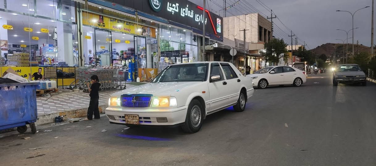 نیسان سدریک 2002 سپی بەفری ڕەقەم هەولێر 
زۆر جوان و ناوازە یەک پارچه و دو پەڵە بۆیاخ بێ ناگرتن بێ معجون 
نمونەیە لە جوانیدا تایەو پاتری تازە 
ناو داشبڵ و بەرەگە دەرگای وەک شەریکە ماوەتەوە
مەکینەی نەکراوەتەوە 84هەزار ڕۆیشتوە 
هیچ دەعم و لێدراوی نیە 
تەحوێل و وەکالە بەشەرت غەرامە بەشەرت
***********
*********** بنجوين, السليمانية

