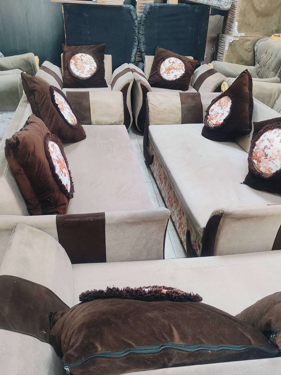 السلام عليكم قنفات 5 قطع نضظفات خشب بلوك عراقي 10 مقاعد للبيع سعر 90  وببهن مجال مكاني كركوك كوباني اتصال على الرقم ( *********** ) #معرض الياقوت للأثاث والمواد المنزلية
