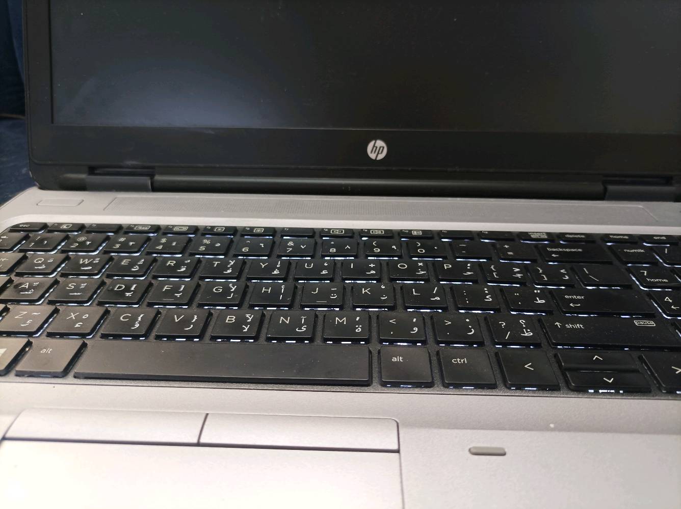 لاب توب نضيف مال بيت مواصفاته حلوة وسعرها مناسب
ممكن تذكرلي موديل اللابتوب بالضبط من HP؟ وإذا تعرف، شكد حجم الشاشة والهارد/SSD شكد سعته؟: 
كلها بل صور موجودات 
البطارية شلون وضعها هسه؟ تقريباً شكد تكعد بدون شاحن؟: 
ساعتين ونص وانا طفيتها والله
هل بيه أي عطل أو ملاحظة مهمة: حرارة، تهنيگ، صوت مروحة، أو شغلات ناقصة مثل الشاحن؟: 
لا ابد مال بيت وكلش نضيفه
الحالة الخارجية شلونها بالتفصيل: اكو خدوش، كسور، أو مفصلات بيها ضعف؟: 
لا بس تبين وسخه من الخارج
وين موقعك بالعراق حتى نوضح للناس مكان الاستلام؟ والسعر نهائي لو بيه مجال للمفاوضة؟: 
الموصل الجانب الايمن