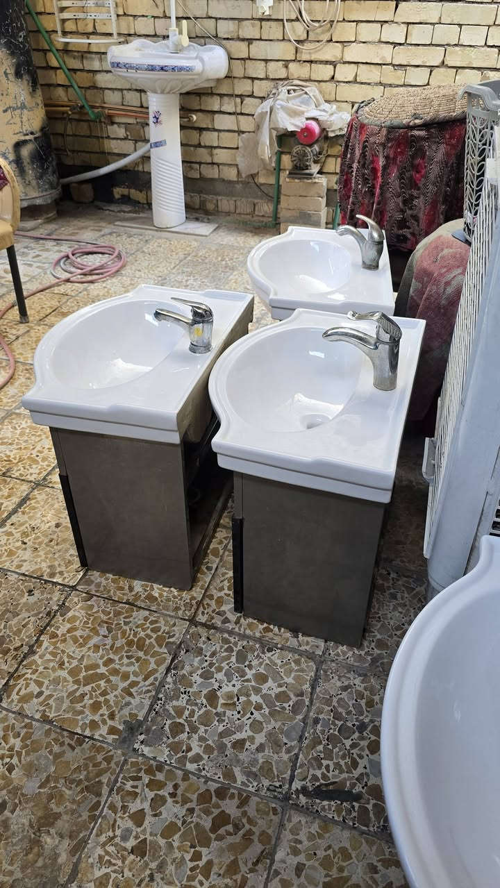 من رخصه الأدمن مغاسل تعليك ماركه عندي ١٥قطعه مستعمل مال فنادق استعمال موسم واحد نظافة ١٠٠ بال١٠٠ سعر الوحده ٣٥الف الشراي يتصل *********** ***********
