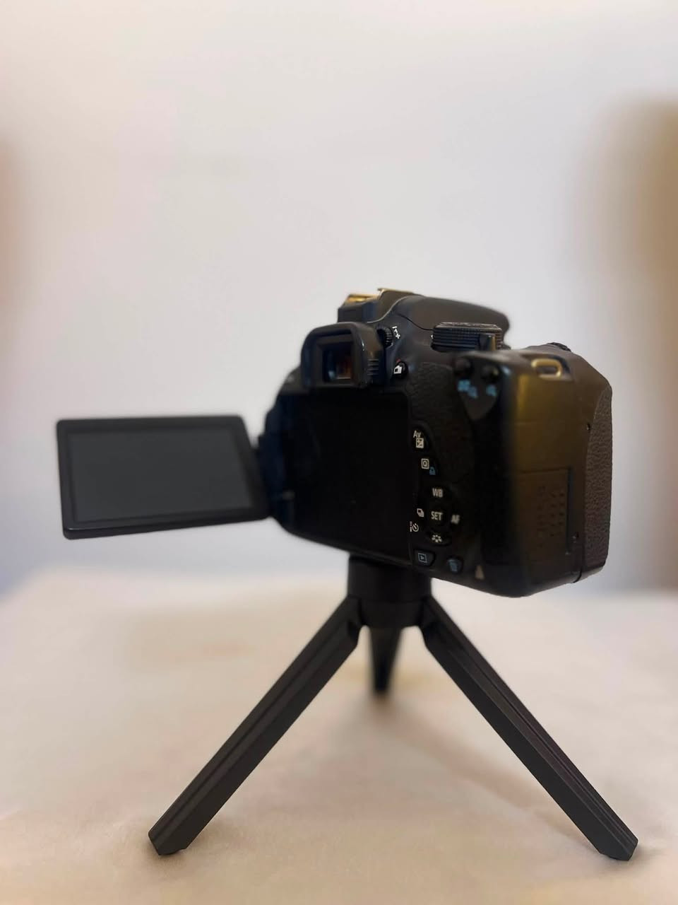 كانون 700d
نضافه فول 100%
شاشه قلاب لمس 

ملحقات 
زوم رياضي 75/300EF
شاحنه 
بطاريه عدد2
سعر 350 وبيها مجال قليل 
يتوصيل مجاني 

للاستفسار خاص واتس واتصال ***********
