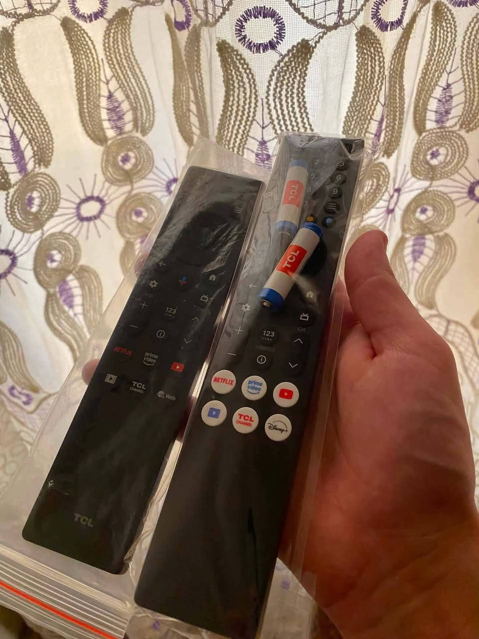 السلام عليكم شاشة للبيع TCL T6C 50 QLED 4K اخذتها قبل 15يوم بعدها بالكارتونه استخدم قليل جديد ساعتين او ثلاث ساعات والريمونت عدد 2غير مستخدمات علماً ان ضمانها لحد سنة 2030
للبيع  المكان بغداد الحرية
واتساب ***********
