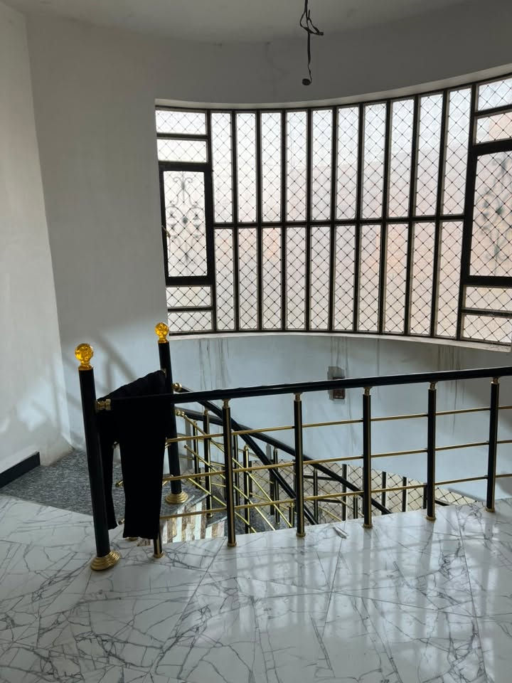 دار للبيع سند 25مساحته 252مترالعنوان بابل مفرك سنجار وعنانه قرب معمل التانكيات البيت جاهزمن  كلشي خدمات ماء كهرباء تبليط 
البيت يتكون من طابقين الطابق الاول غرفتين نوم ومجمع صحيات داخليه وخارجيه هول مطبخ استقبال وطارمه كبيره تكفي سياره مع حديقه 
الطابق الثاني غرفتين نوم مع هول كبير ومجمع صحيات مع وجود سطحين بالبيت البيت بناء حديث طابوق مسلح الأرضية مرمر البيت نضيف جدا الاستفسار***********
