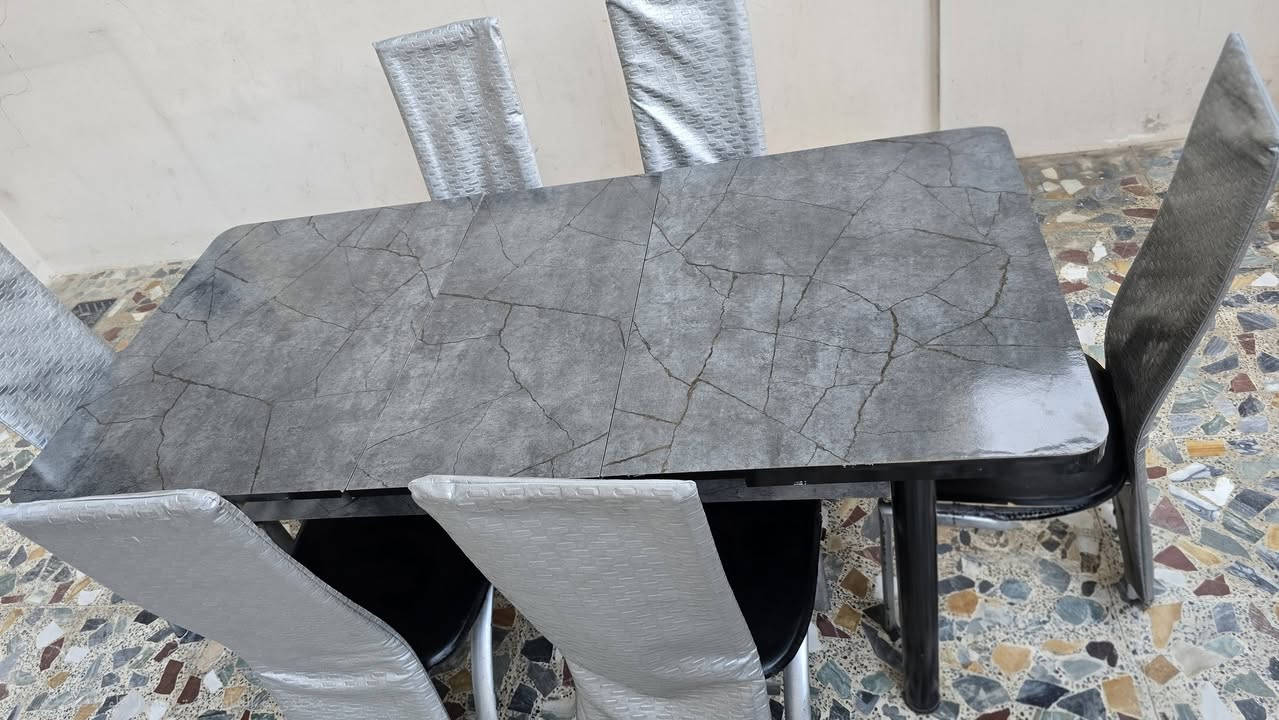 ميز مع 6 كراسي للبيع
الميز يتكبر ويصغر
السعر 85 الف فقط 
رقم الهاتف ***********
