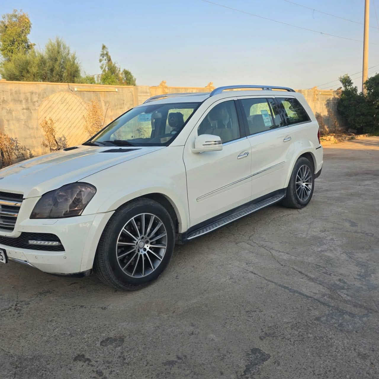 السلام عليكم 
مارسدس GL450 موديل 2012 خليجي فول مواصفات مابيهه اي ضرر 
١.ثلاث قطع تدفئه و تبريد 
٢.كشنات مساج 
٣.حفظ ميموري 
٤. جكات شغاله
٥.فتحتين بنوراما 
و بعد هواي مواصفات 

السعر ١٧٥ ورقه ر بيهه مجال 

المكان /ديالى / الخالص 

الرقم / ***********

