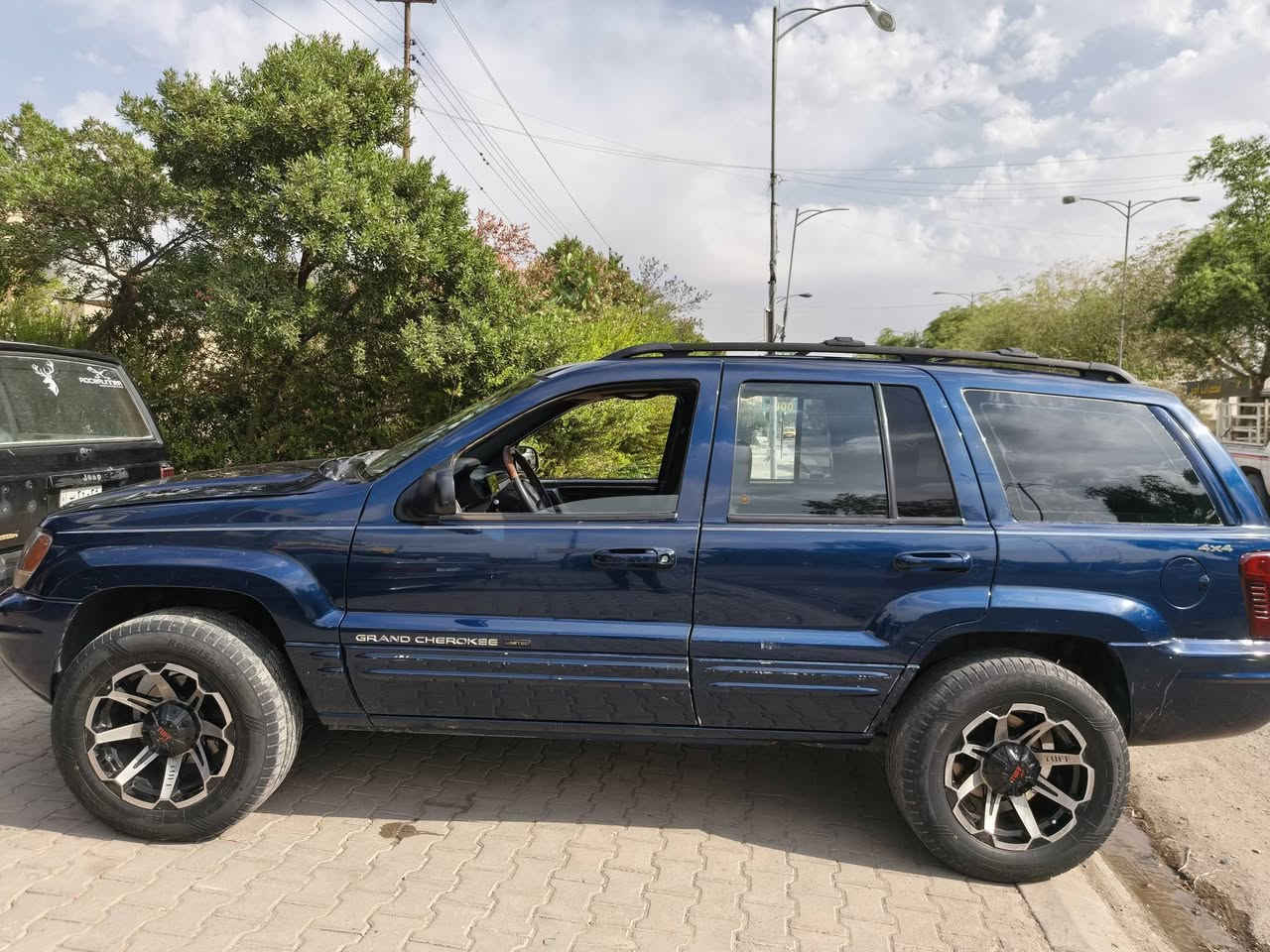 jeep GRAND CHEROKEE LIMITED2000 V8 4.7
جيب شروكي  موديل ٢٠٠٠ سيارة ٨ سلندر 
ثلاث قتع سبوغ 
تبريد كيرو محرك شرت لاسرف سيارة نضيف 
رقم سليماني  باتري جديد  كارةبايي كلة شرت شغال 
مكان سيارة بل كركوك   سعر ٥٨ معاملة 
رقم  ***********
