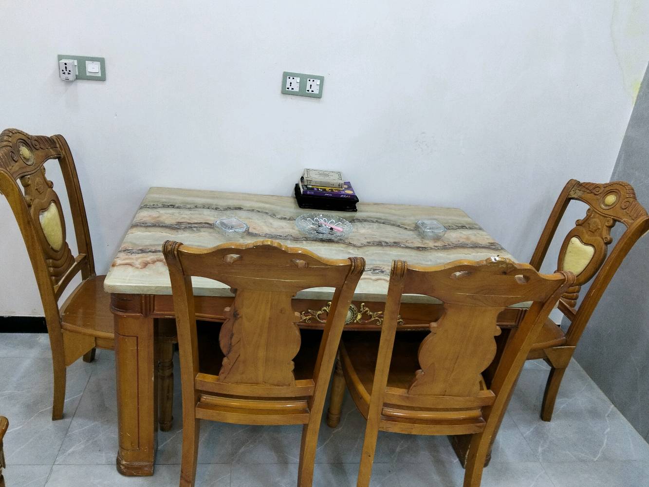 ميز مرمر • ٦ كراسي • كرسي مكسور
