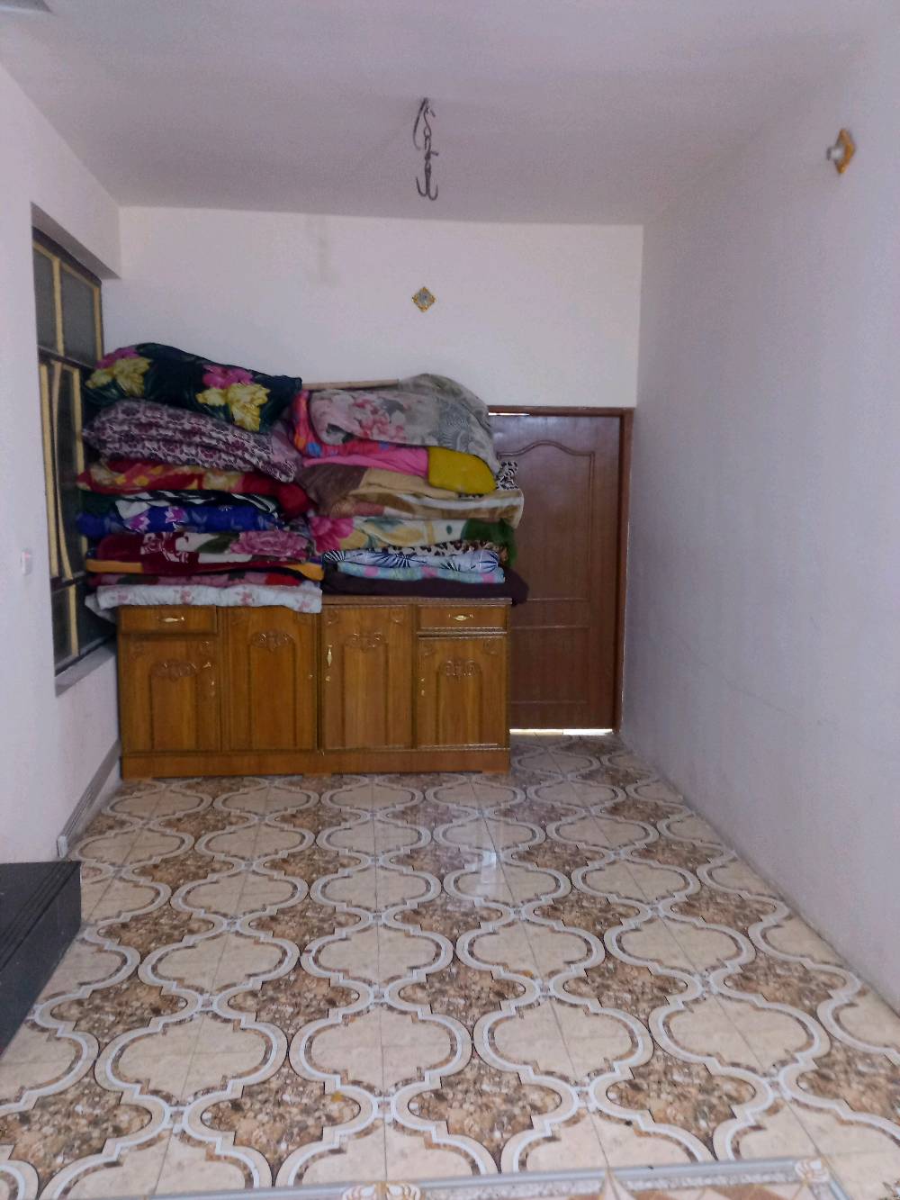 بيت للبيع ١٠٠م بغداد الثعالبه قرب جامع العطاء  البيت يحتوي على طابقين الطابق الاول استقبال مطبخ حولي غرفه نوم حمام داخلي حمام خارجي 
الطابق الثاني يحتوي على غرفتين نوم البيت جديد