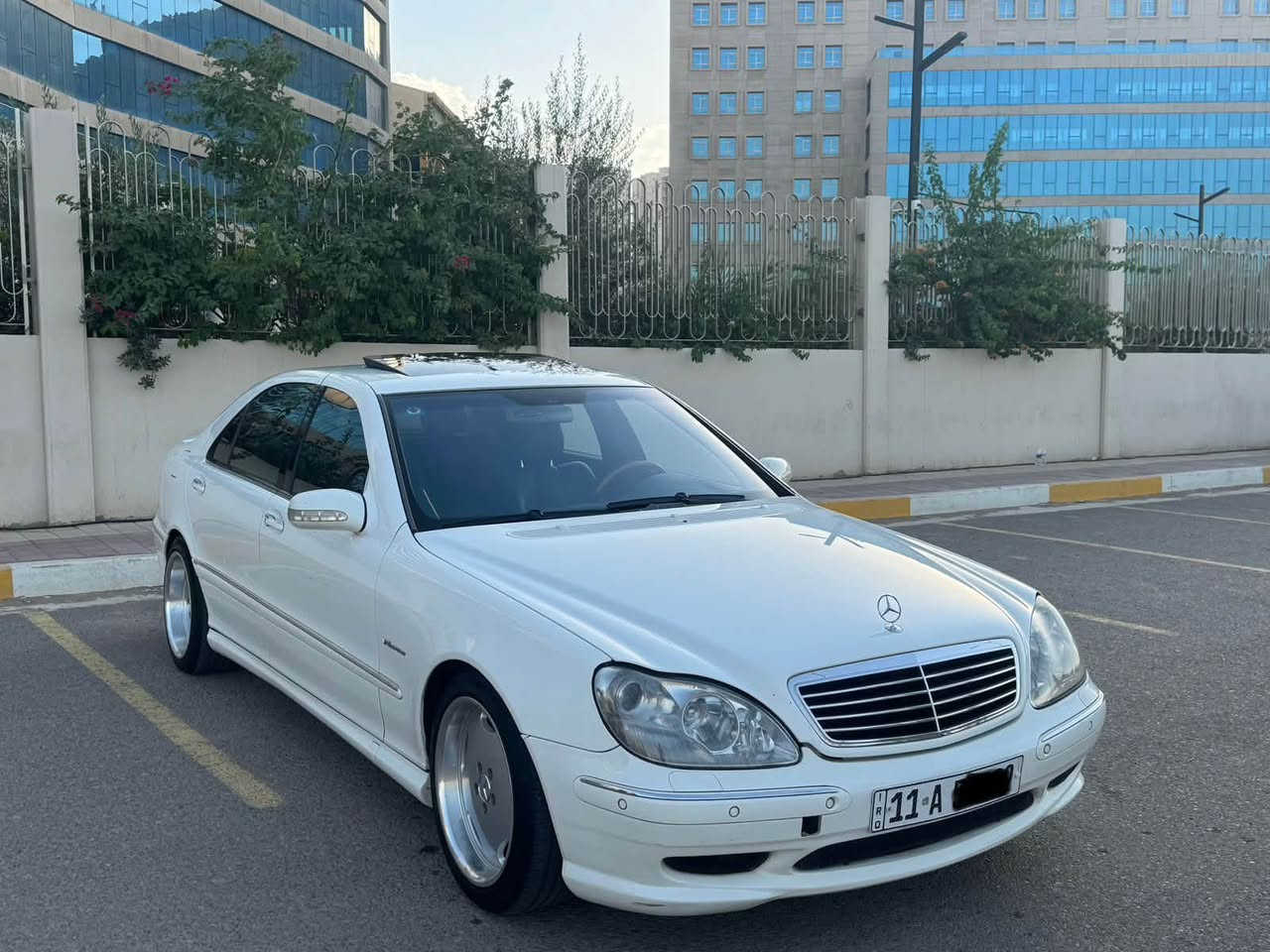 للبيع فقط مرسيدس فقط بدون مراوس وتفاصيل كامله مكتوبه بشكل واضح
غواصه S55 AMG أصل مو مت لو تحديث 
موديل 2001 كفاله عامه بدون ضرر وصبغ 
محرك 55 تنفس طبيعي سياره جديده وجاهزه من كل نواحي محرك كير حداديته تبريد تخم تاير باتري ادامه كله جديده 

فول موصفات للاخير سلايد روف برده كهرباء اربع كشنات كهرباء وخزن وتدفئه تبريد 
ابواب وصندوك ومري شفط 
لايت داينمك زنون متحرك 
جوبلسات 
مري ترحيب وشفط 
تنته كنتاره بلاديه ودشبول جلد خياط 
حساسات امامي خلفي + حساس مطر 
شاشه أعطال وكروز سرعه قفل كير 
جام بلورايز بلادي كامل 
سياره كله مختمه AMG صالنصات وويل ودواخل اصلي شركه مو تحديث 
باقي تفاصيله معروفه وواضحه بصور 

سياره قرار 102 تسجيل جديد مسقط رقم وفاحص مرور وكمرك وهزه معاملته كله كامله باقي فقط الكمرك مامدفوع 
حالياً ابيع واقع حال وكاله فقط 

مكانه بغداد الكاظميه والسعر 77 ورقه وبيه مجال بسيط جداً اي استفسار فقط الاتصال ***********

